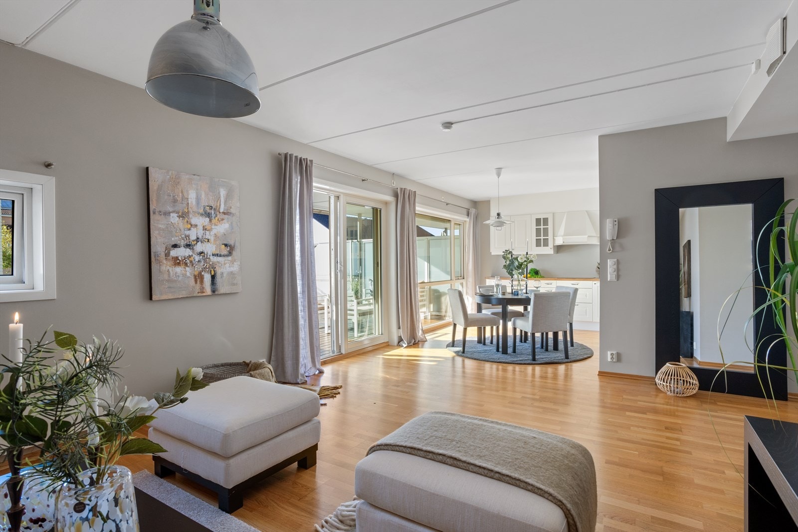 STUE-/SPISESTUE med store og dype vindusflater og utgang til leilighetens sydvendte terrasse via skyvedører. Galleribilde