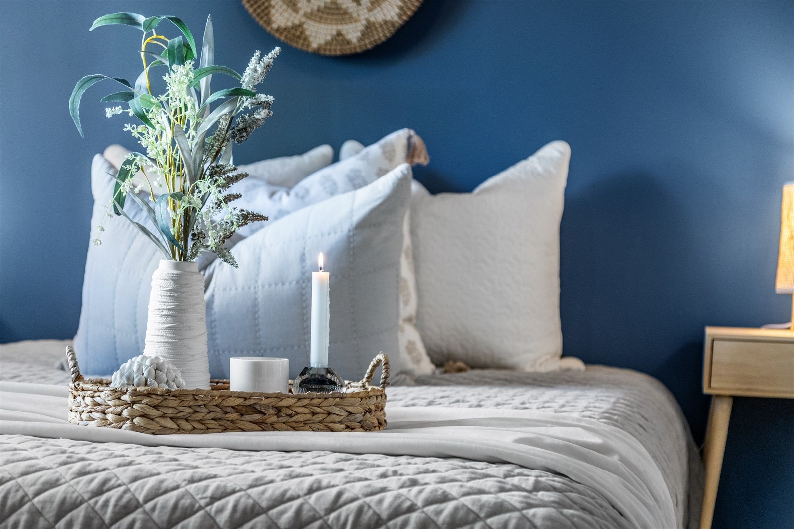 Hovedsoverommet er romslig med god plass for både stor dobbeltseng og nattbord på hver side. I tillegg er det plass til oppbevaringsmøbler som f.eks. kommoder, ekstra skap eller lignende. Galleribilde