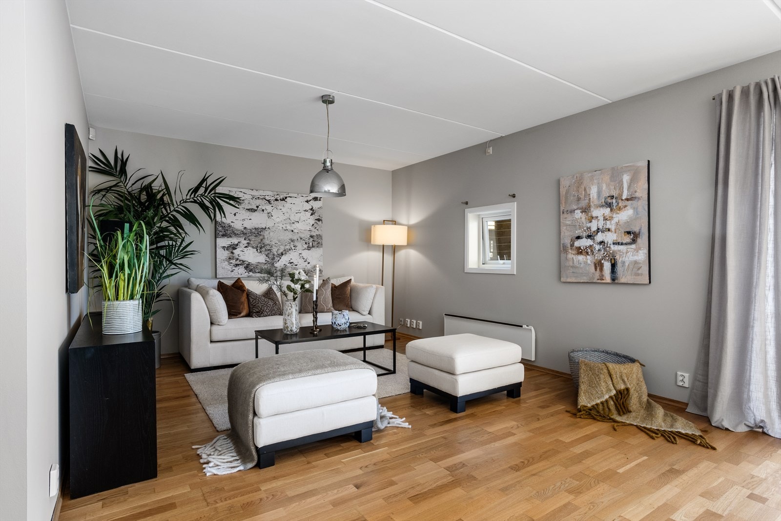 Tross de store og dels dype glassflatene, er det fortsatt veggplass å møblere imot i rommet som har plass til sofa-/loungemøbler og spisestueplass i sonen ved kjøkkenet. D Galleribilde