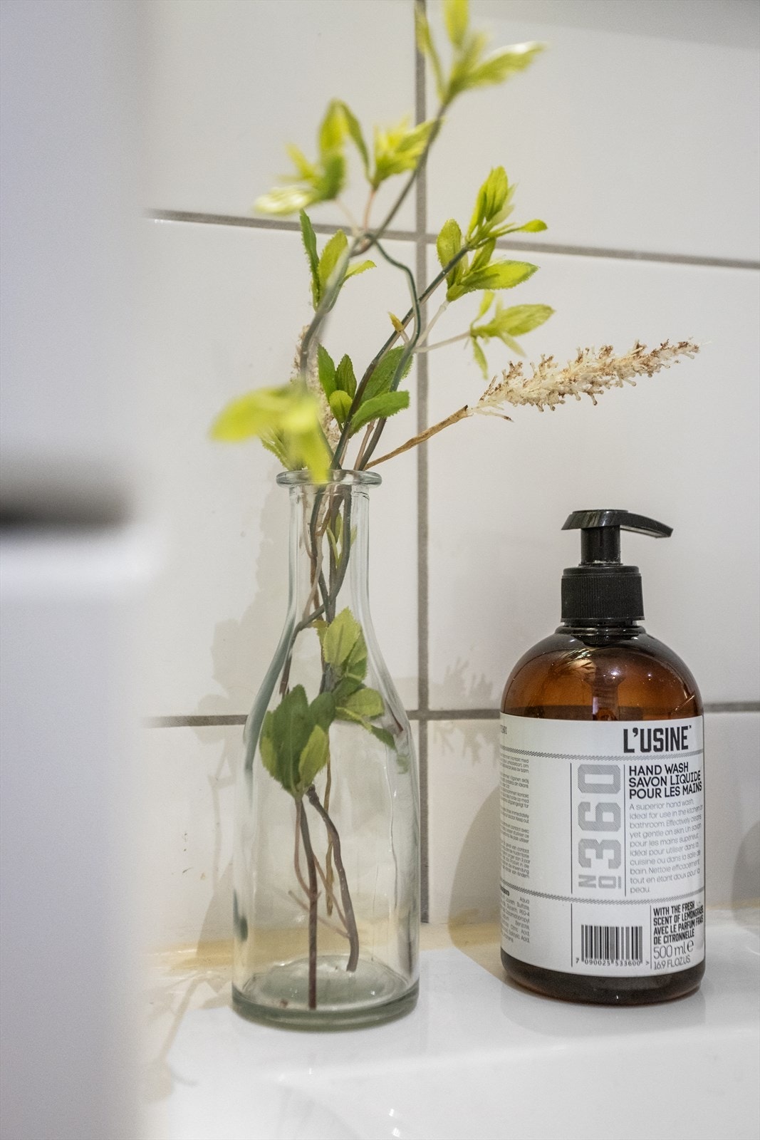 Et moderne bad skal også ha god lyssetting. Baderommet har derfor innfelte downlights med nivåjustering i himling. I tillegg er det også veggspeil med innfelt belysning i sidefeltene. Galleribilde