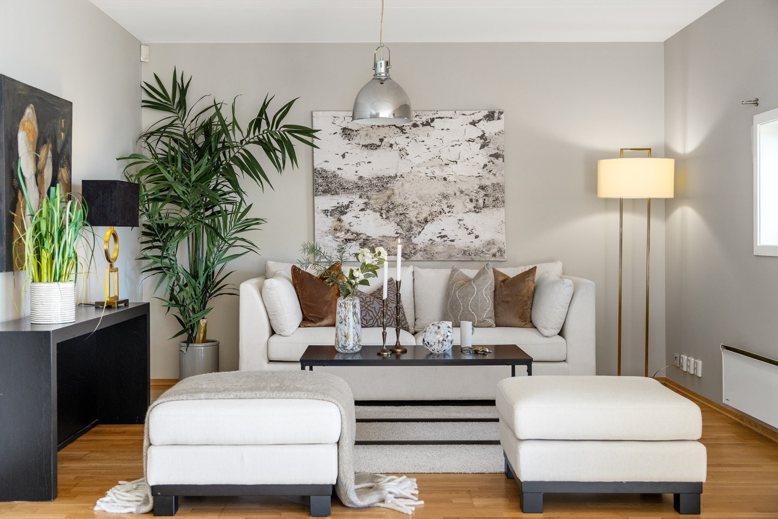 Det er rikelig med elektrisk punkt i overgang innervegg/himling i både stuen og spisestuesonen for montering av taklamper hvis ønskelig. Disse elektriske punktene er knyttet mot allerede monterte veggbrytere. Galleribilde