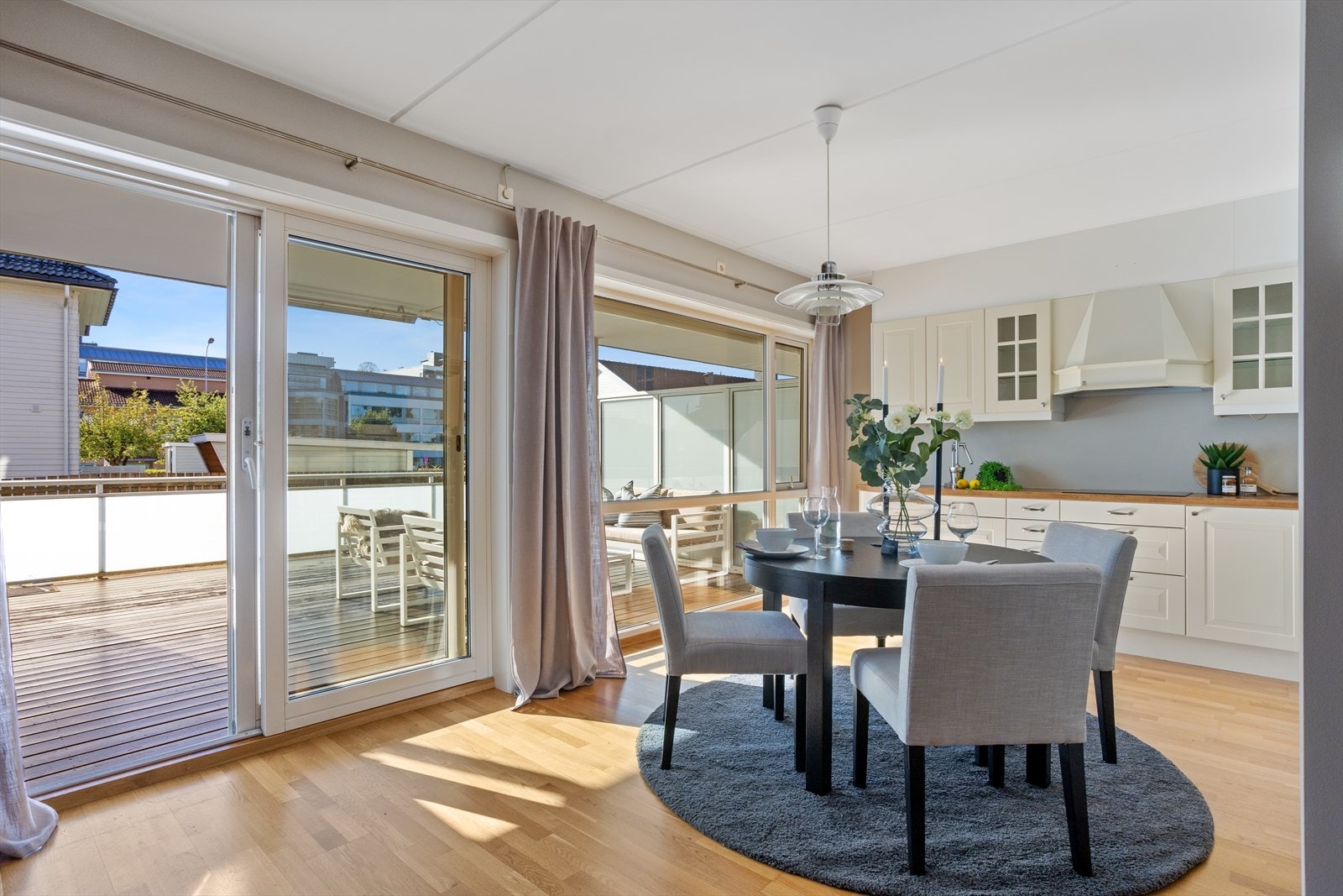 Stuen særpreges av å være et lyst rom med store og dype vindusflater, også her mot syd som gir lysinnfall av naturlig dagslys. Den brede skyvedøren, plassert mellom spisestuesonen og sofa-/loungesonen, leder ut til herlige terrassen. Galleribilde