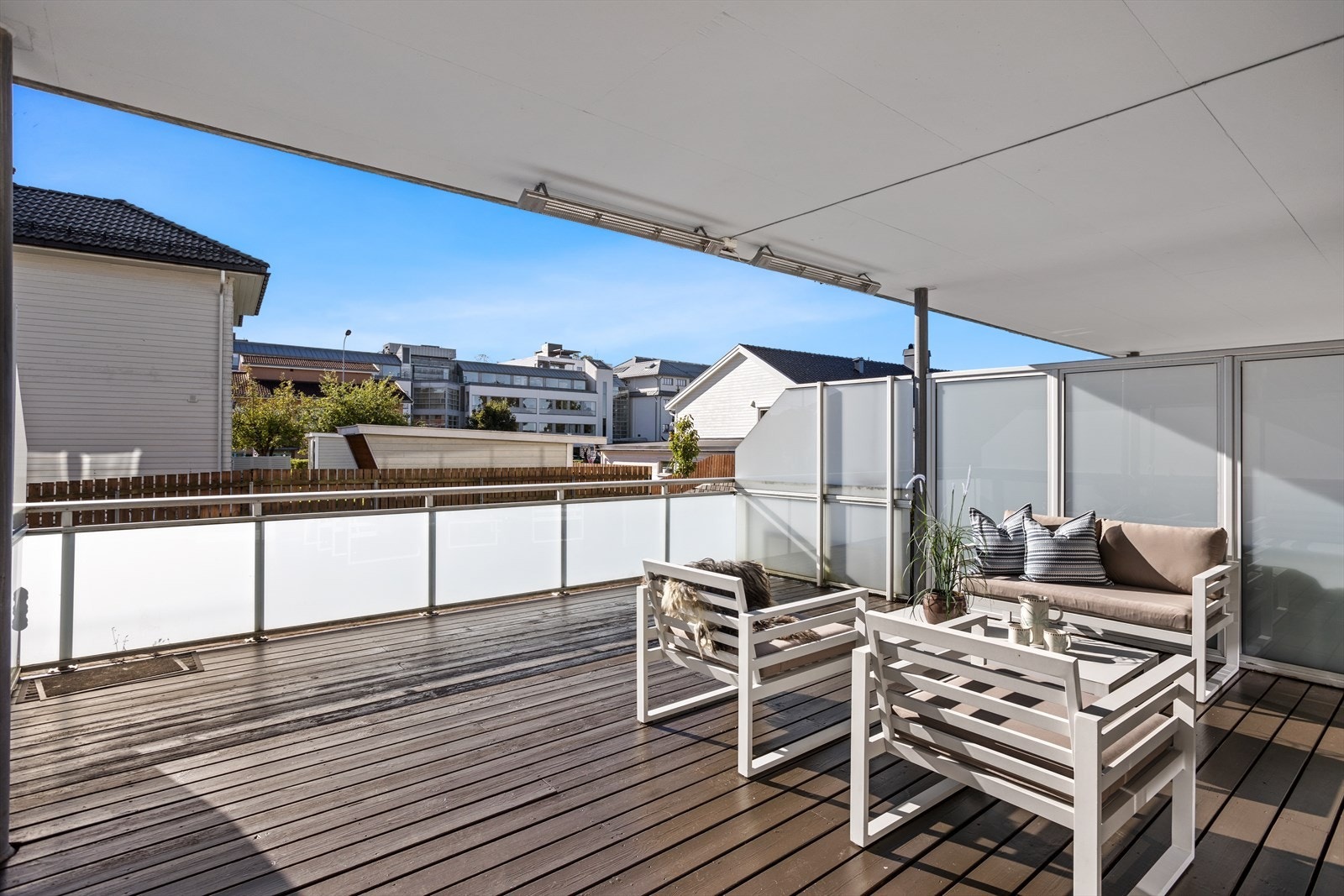 Leiligheten ligger sydvendt i "høy 1. etasje", med stor og sydvendt terrasse på hele 26 m². Terrassens plassering mot syd gir ypperlige solforhold det meste av dagen! Galleribilde