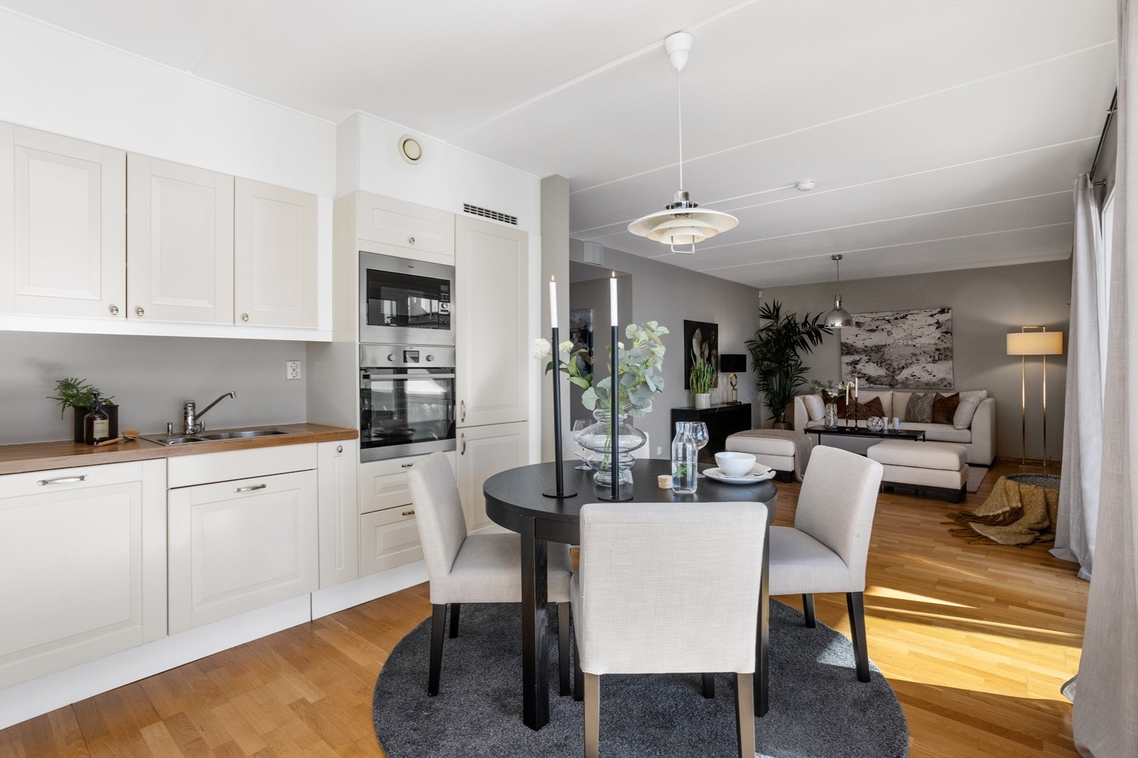 Ved kjøkkenet er det god plass til å ha spisestuebord, så her kan en samle familie og venner til et hyggelig lag. Spisestuebordet kan fint trekkes innover i stuen. Galleribilde