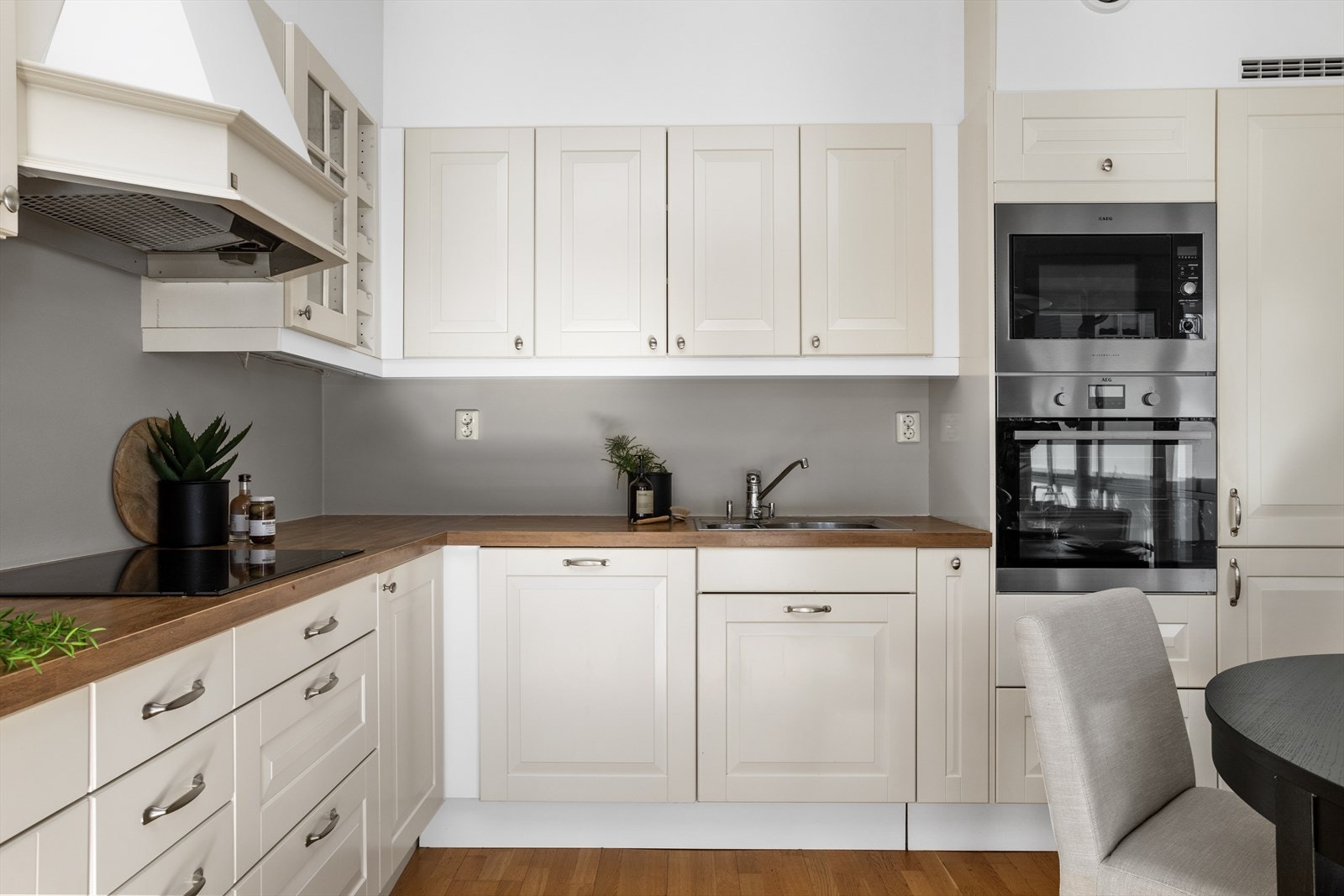 Ved innredning av rommet er det lagt vekt på detaljer som gir et gjennomtenkt preg, som blant annet takhøye overskap (foringer opp mot taket) og i stor utstrekning bruk av praktiske kolonialskuffer blant underskapene. Galleribilde