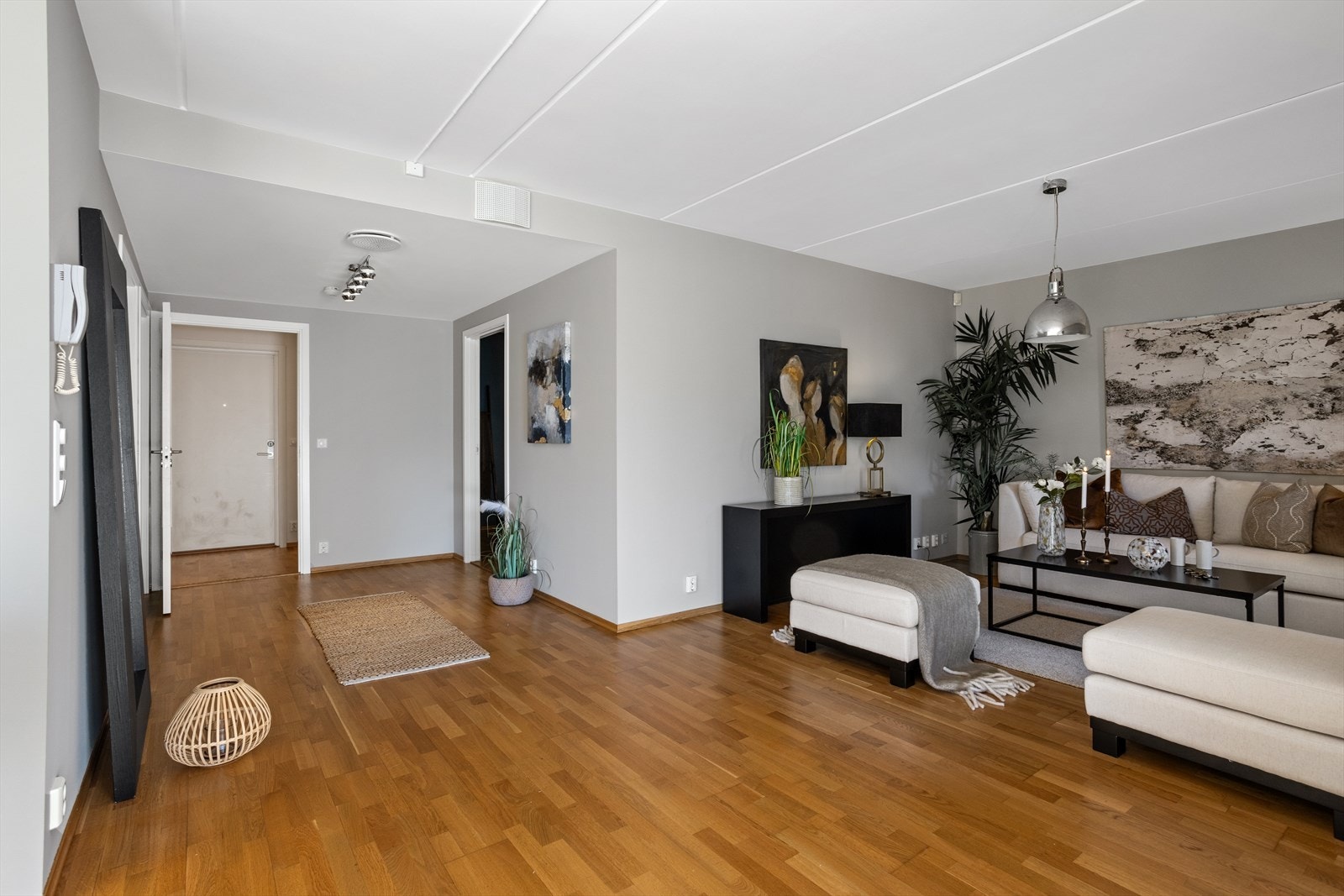 Ved den åpne forstuen kan man f.eks. møblere en arbeidsplass eller sone for konsollbord og annet. Galleribilde