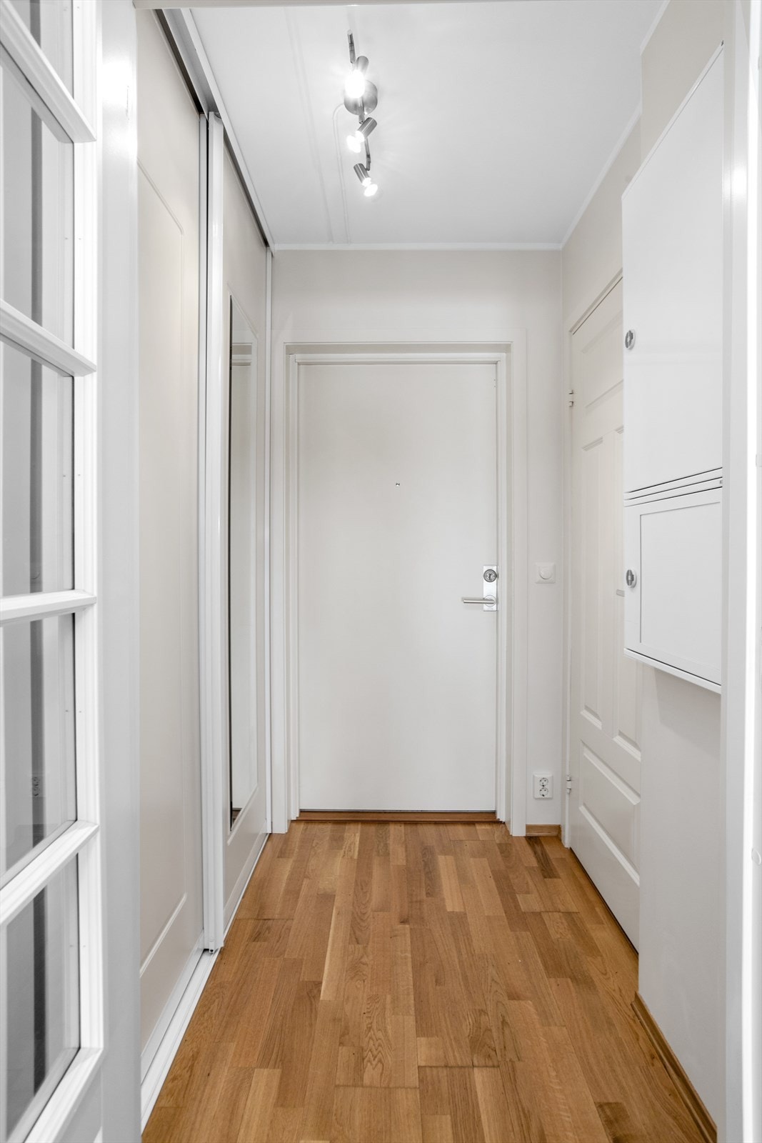 Ved leilighetens inngangsparti er det takoverbygg som gir god skjerming. Man når hit via byggets felles inngangsparti på syd-øst siden av bygget. Galleribilde