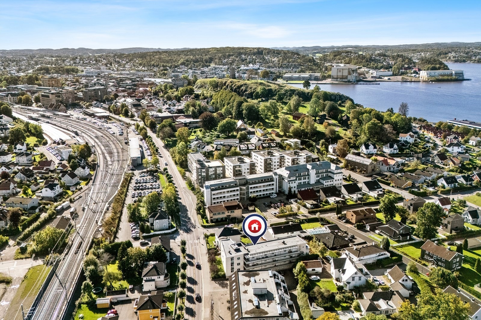 Leiligheten ligger solrikt, tilbaketrukket og i trivelige omgivelser i kort avstand fra Tønsberg sentrum. Supersentralt og fordelaktig beliggende, rett i utkanten av Tønsberg sentrum - her har man gangavstand til alt. Galleribilde