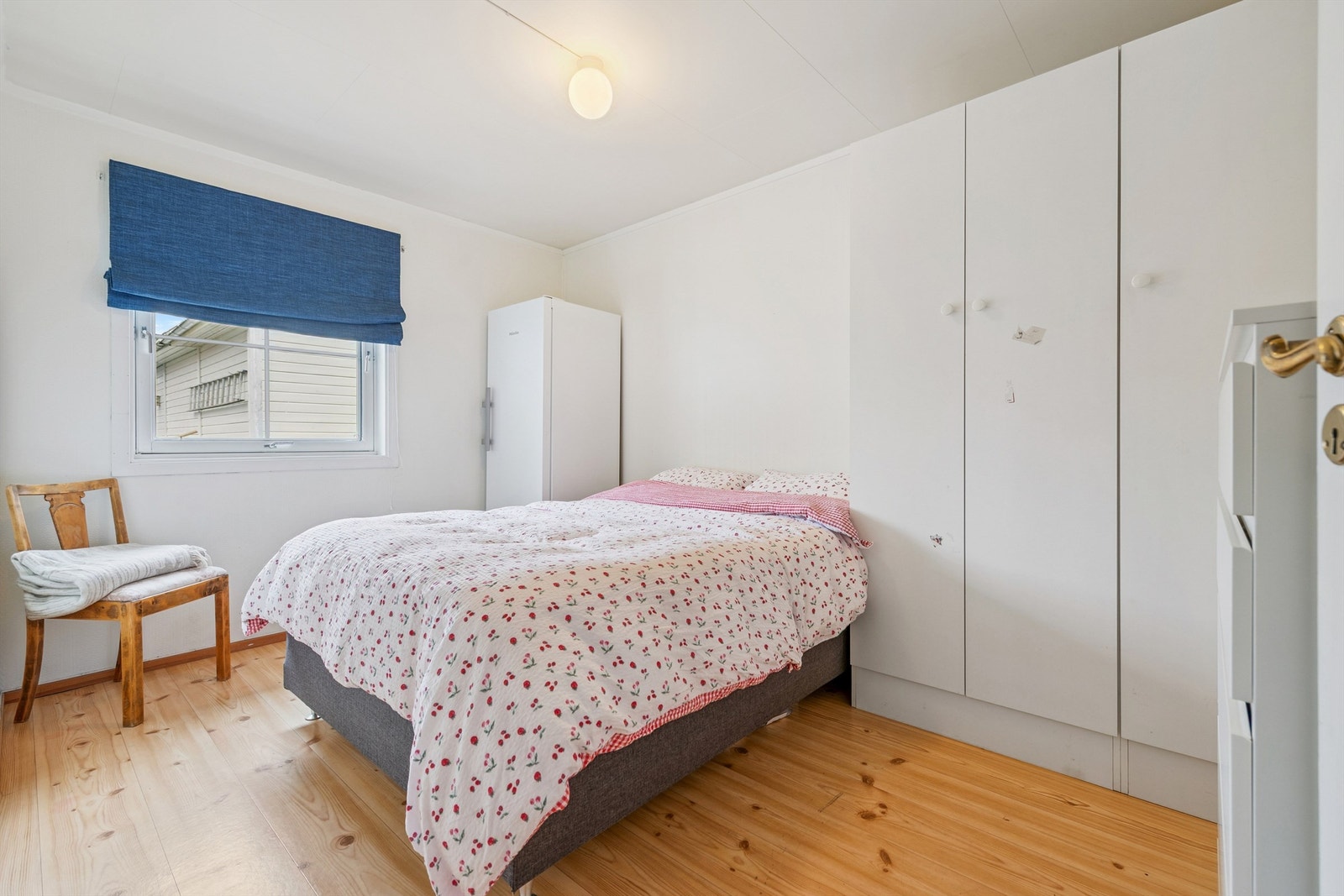 Soverommet i første etasje har plass til seng og garderobeskap. Galleribilde