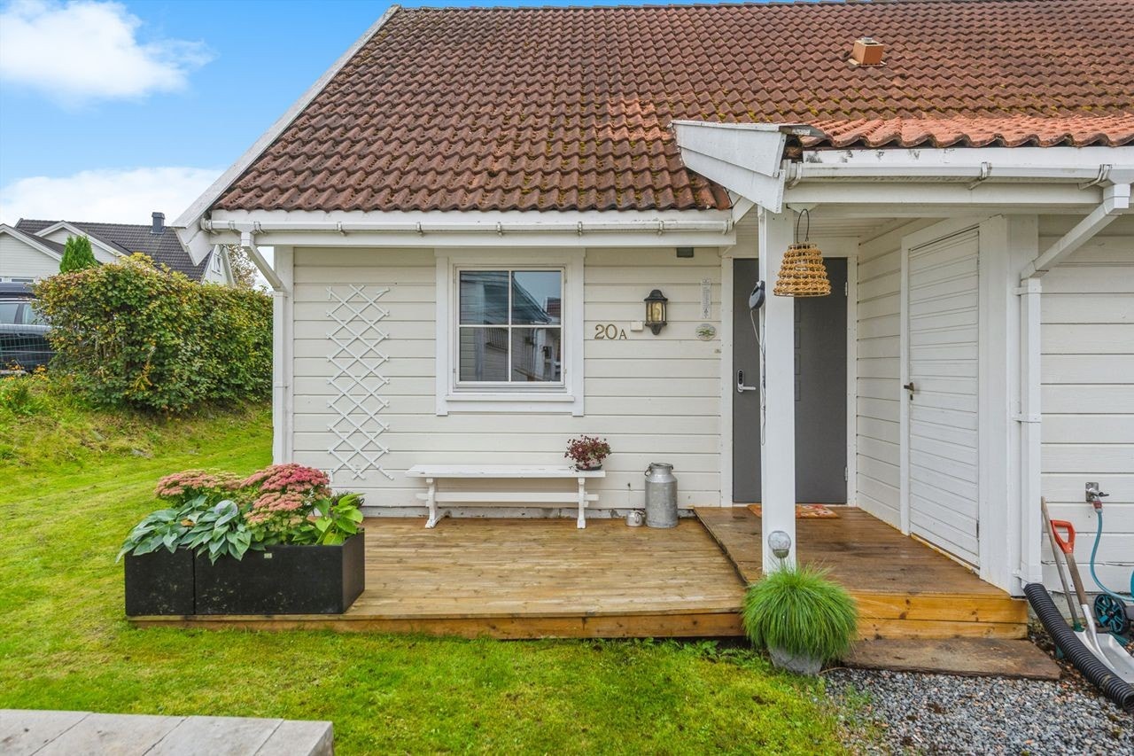 Ved inngangspartiet er det en terrasseplatting mot øst. Galleribilde