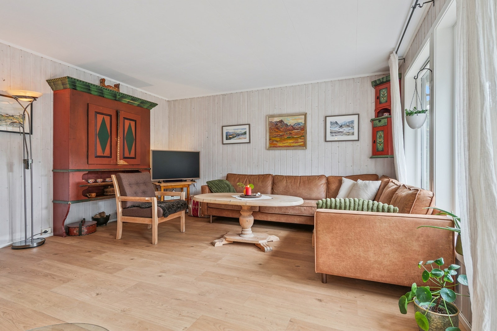 Rommet har god plass for en romslig sofagruppe og annen møblering. Galleribilde