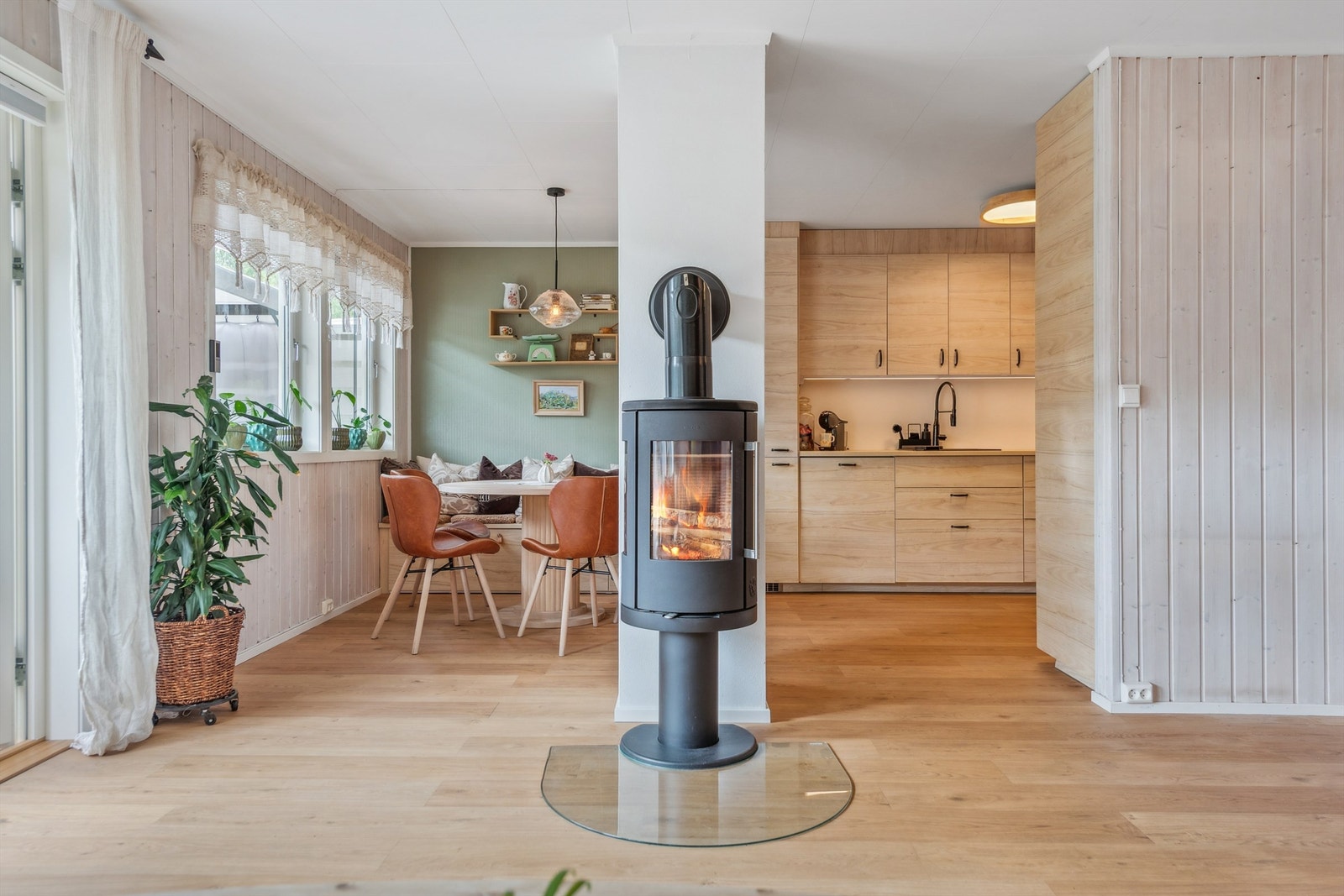 Den åpne løsningen mot kjøkkenet skaper en fin flyt mellom sonene. Galleribilde