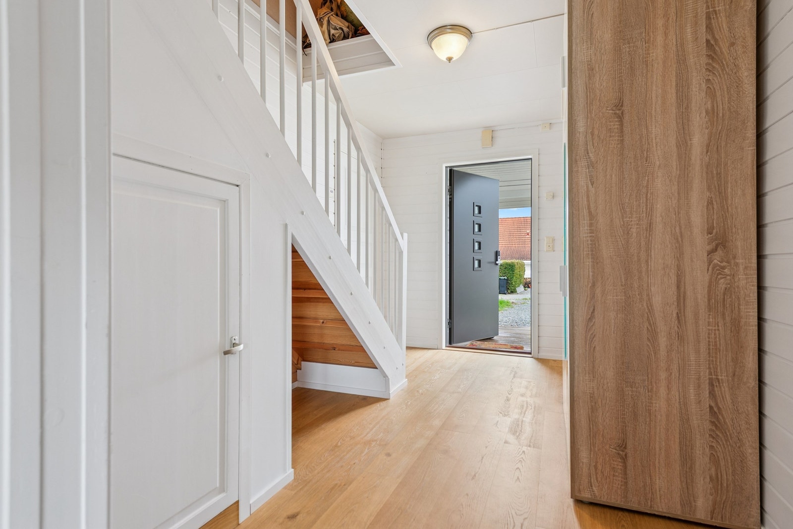 Vi starter i en lys entré med ny ytterdør fra 2024 og varme i gulvet. Utstyrt med romslig garderobe løsning for oppbevaring av Ytter bekledningen. Galleribilde