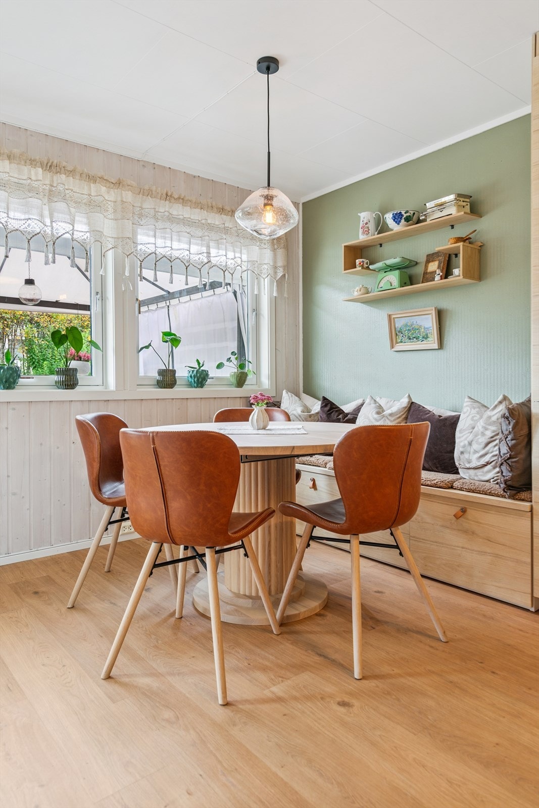 Den plassbygde sittebenken gir en hyggelig krok for måltider. Galleribilde