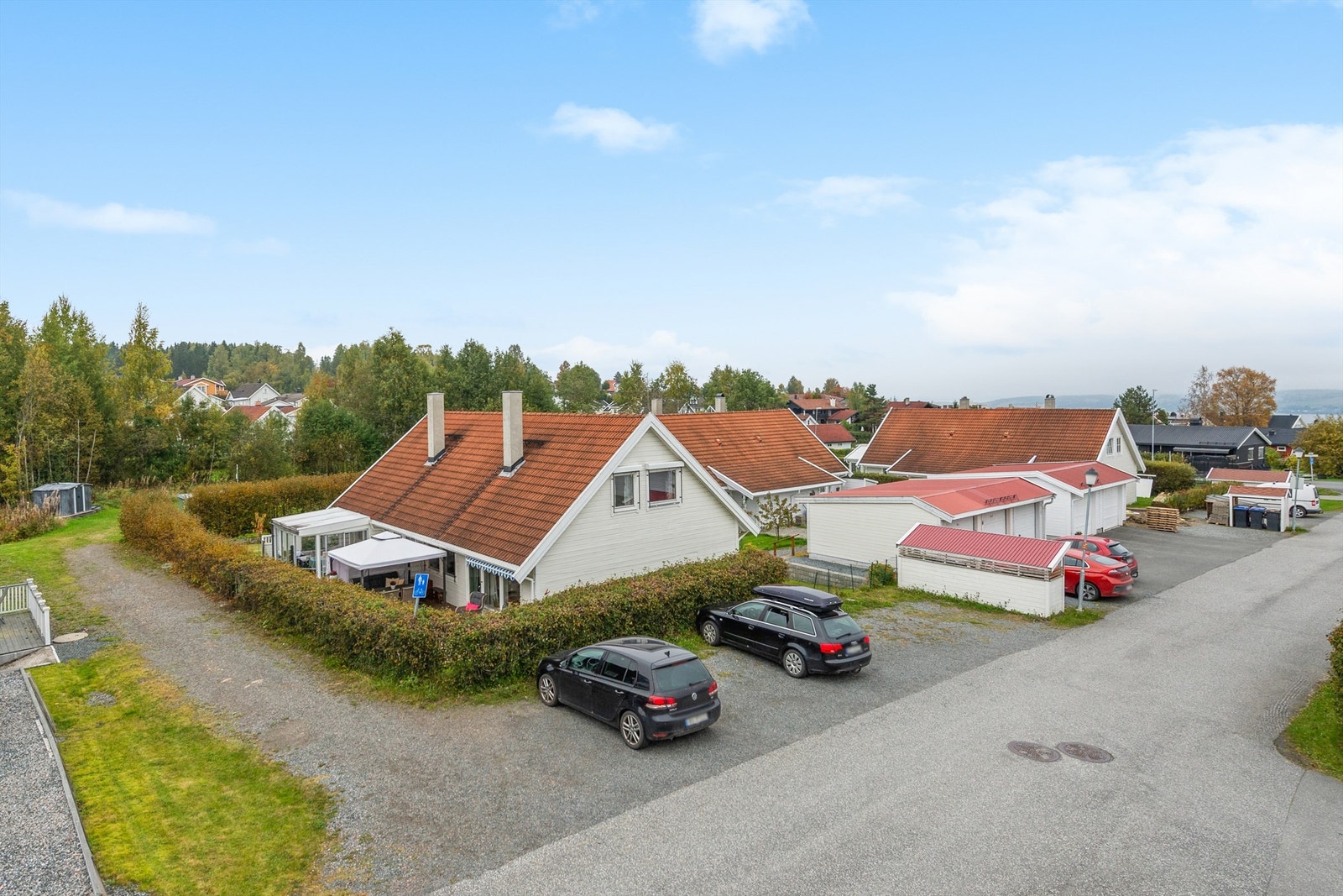 Eiendommen har en gruset gårdsplass med gode parkeringsmuligheter. Galleribilde