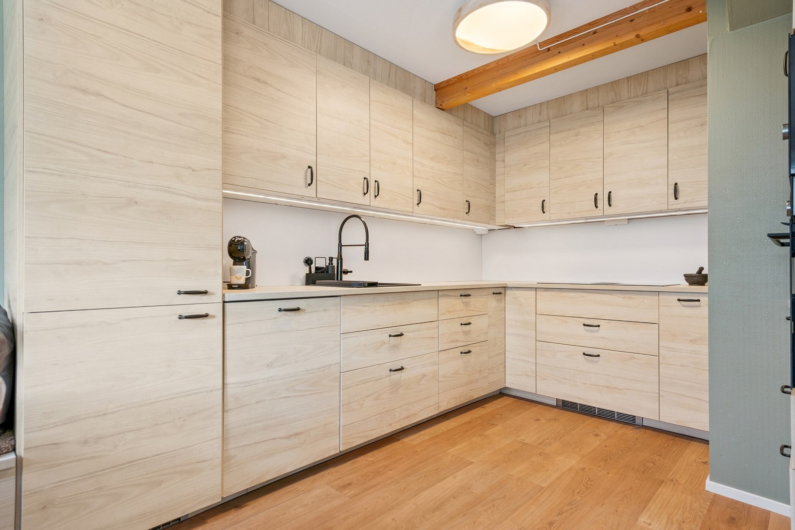 Belysning under overskapene gir godt arbeidslys på kjøkkenbenken. Galleribilde