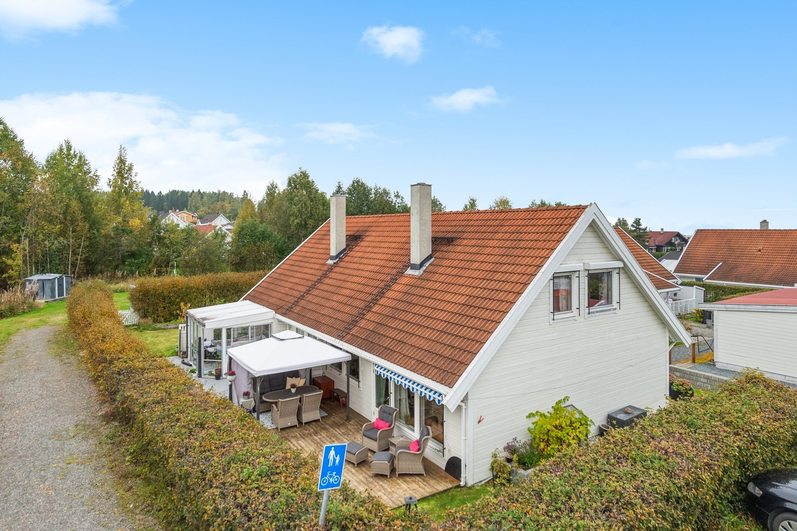 En innholdsrik halvpart av tomannsbolig over halvannen etasje, bygget i 1995. Galleribilde