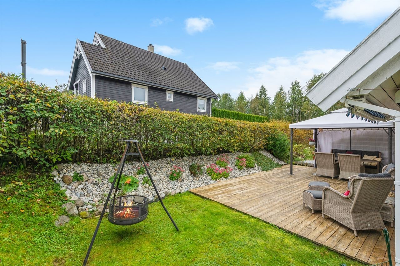 Hagen er pent opparbeidet og skjermet av hekk. Galleribilde