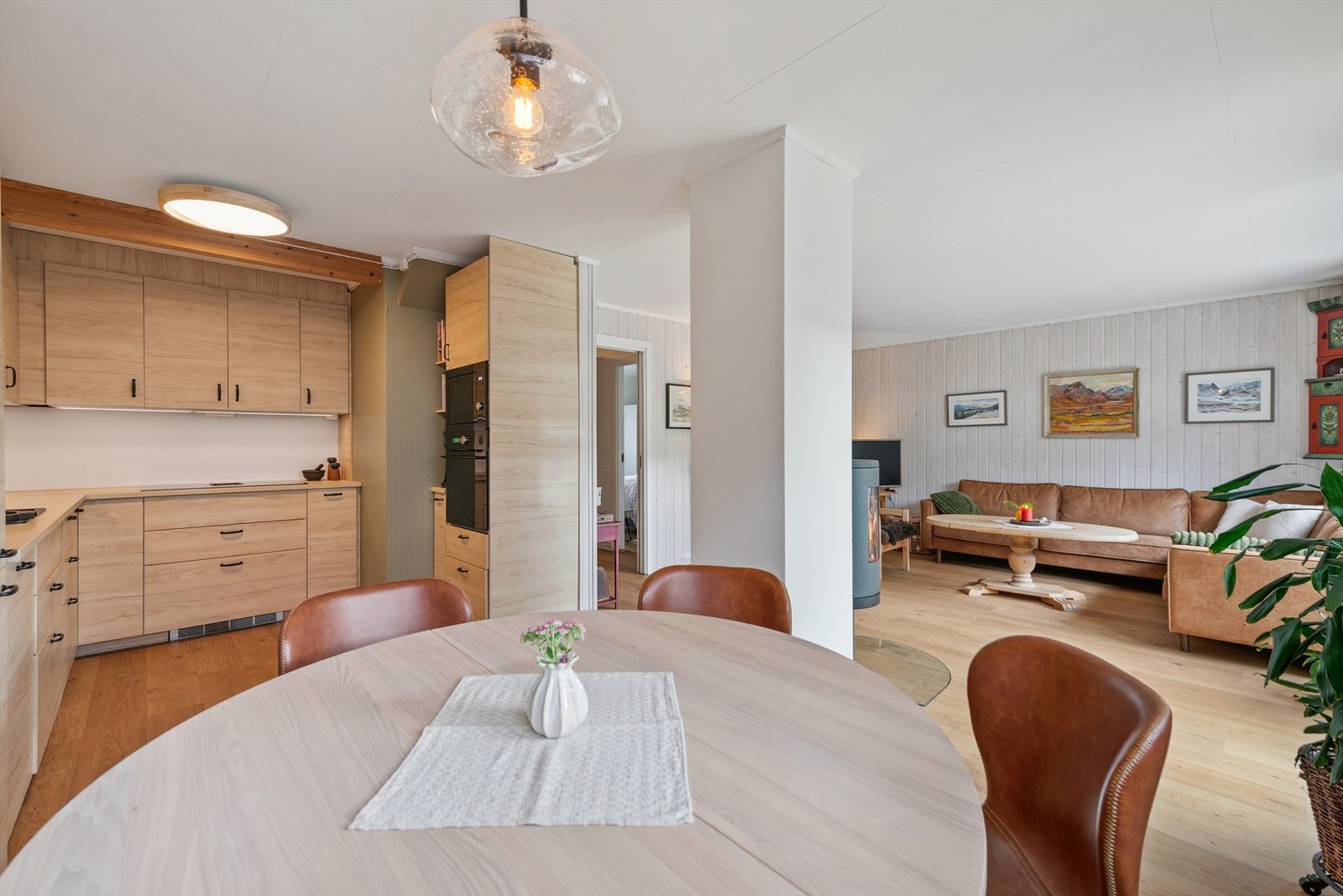 Innredningen har glatte fronter, laminert benkeplate og godt med skapplass. Galleribilde