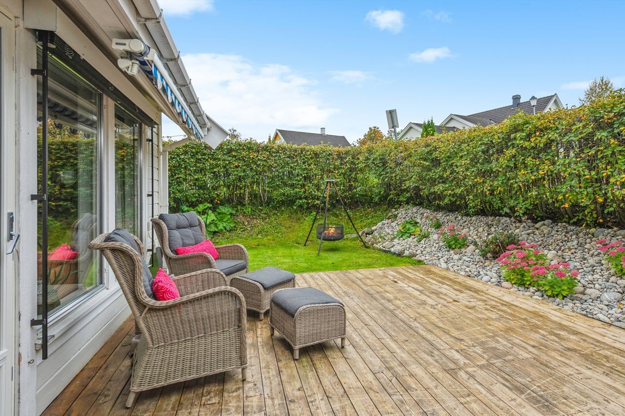 Terrassen er en del av et samlet uteareal på 43 m², som gir rikelig med plass. Galleribilde