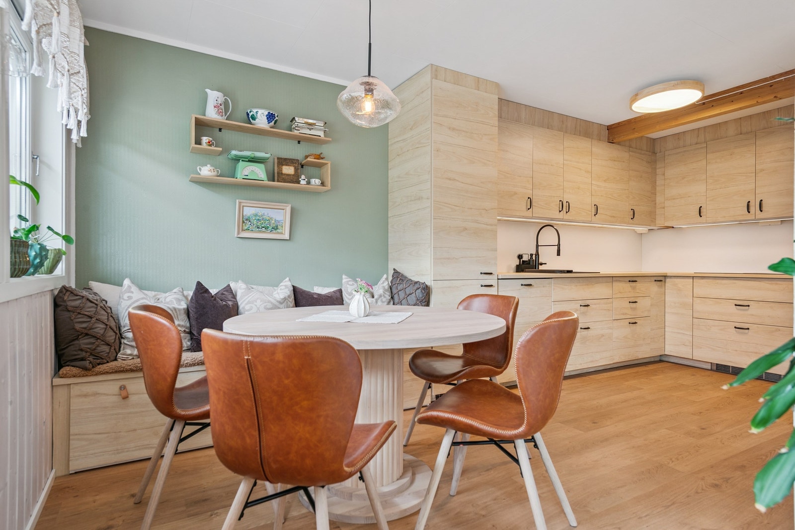 Kjøkkenet ble oppgradert i 2024 og har en praktisk og arealeffektiv utforming. Galleribilde