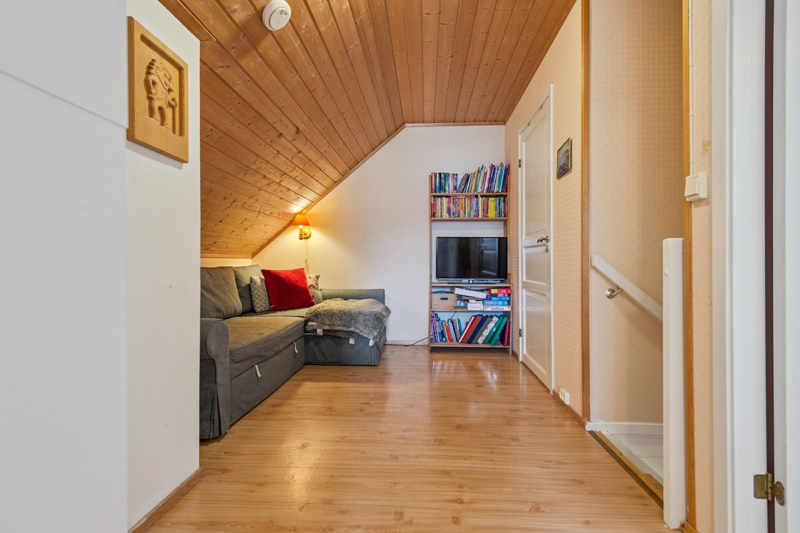 I loftsetasjen finner vi et innredet rom som leder videre til soverom og bod. Galleribilde