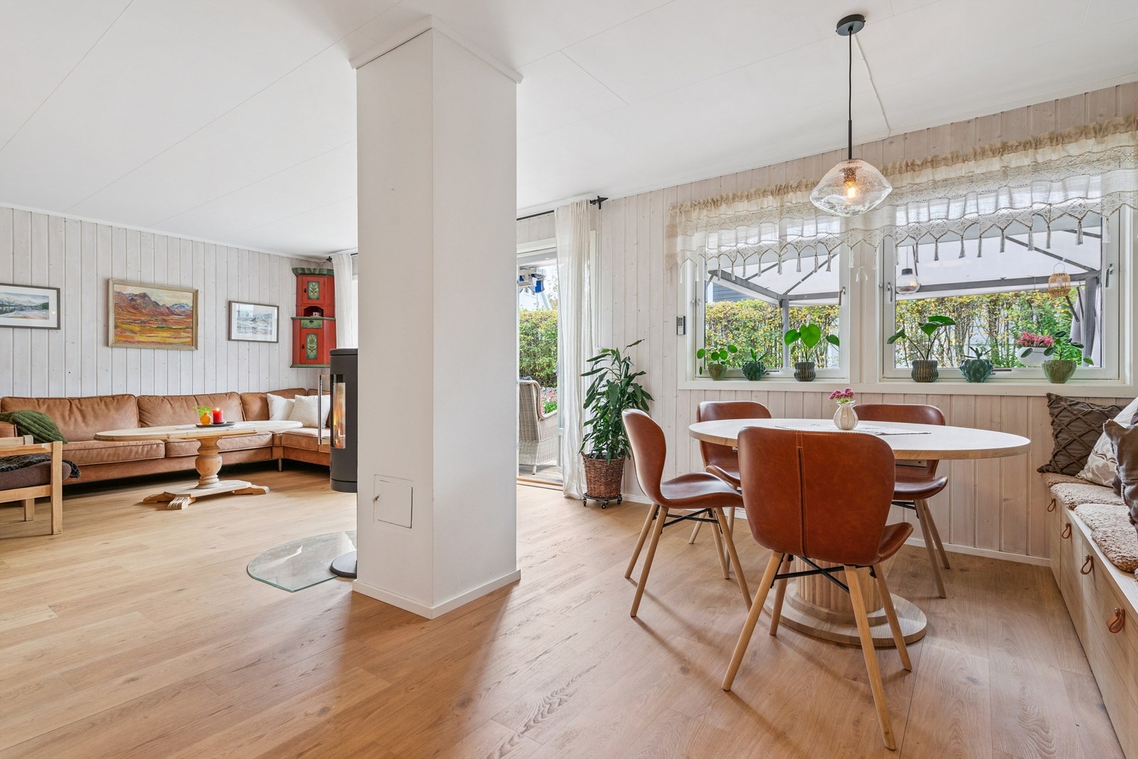 Spiseplassen binder stuen og kjøkkenet sammen på en naturlig måte. Galleribilde