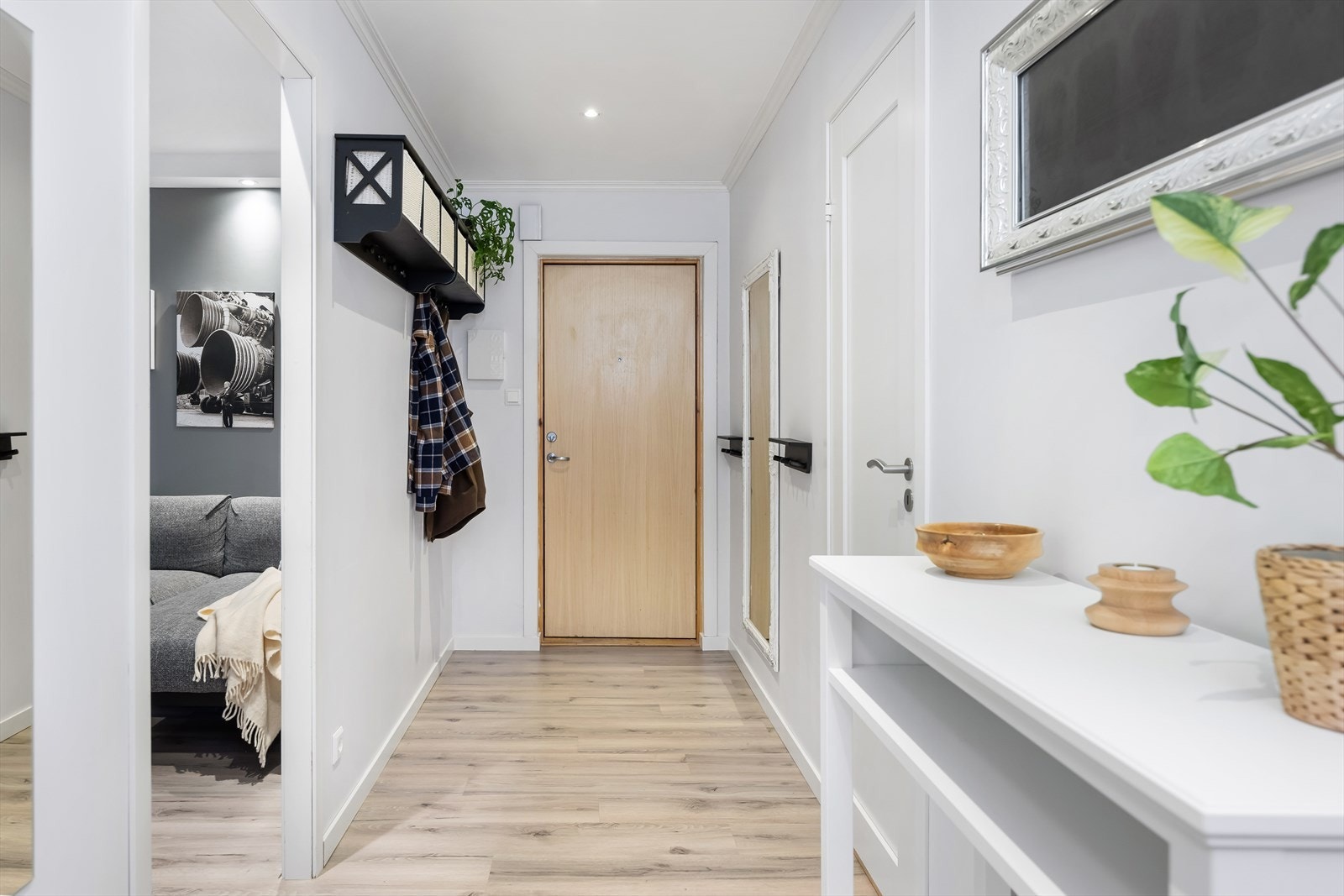 Inngangsparti med plass for å henge yttertøy. Galleribilde