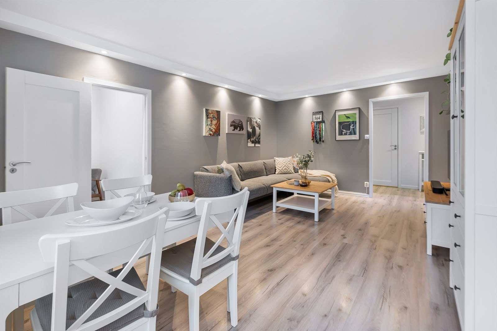 Stuen er av god størrelse og har god plass for sofagruppe og spisestue. Galleribilde