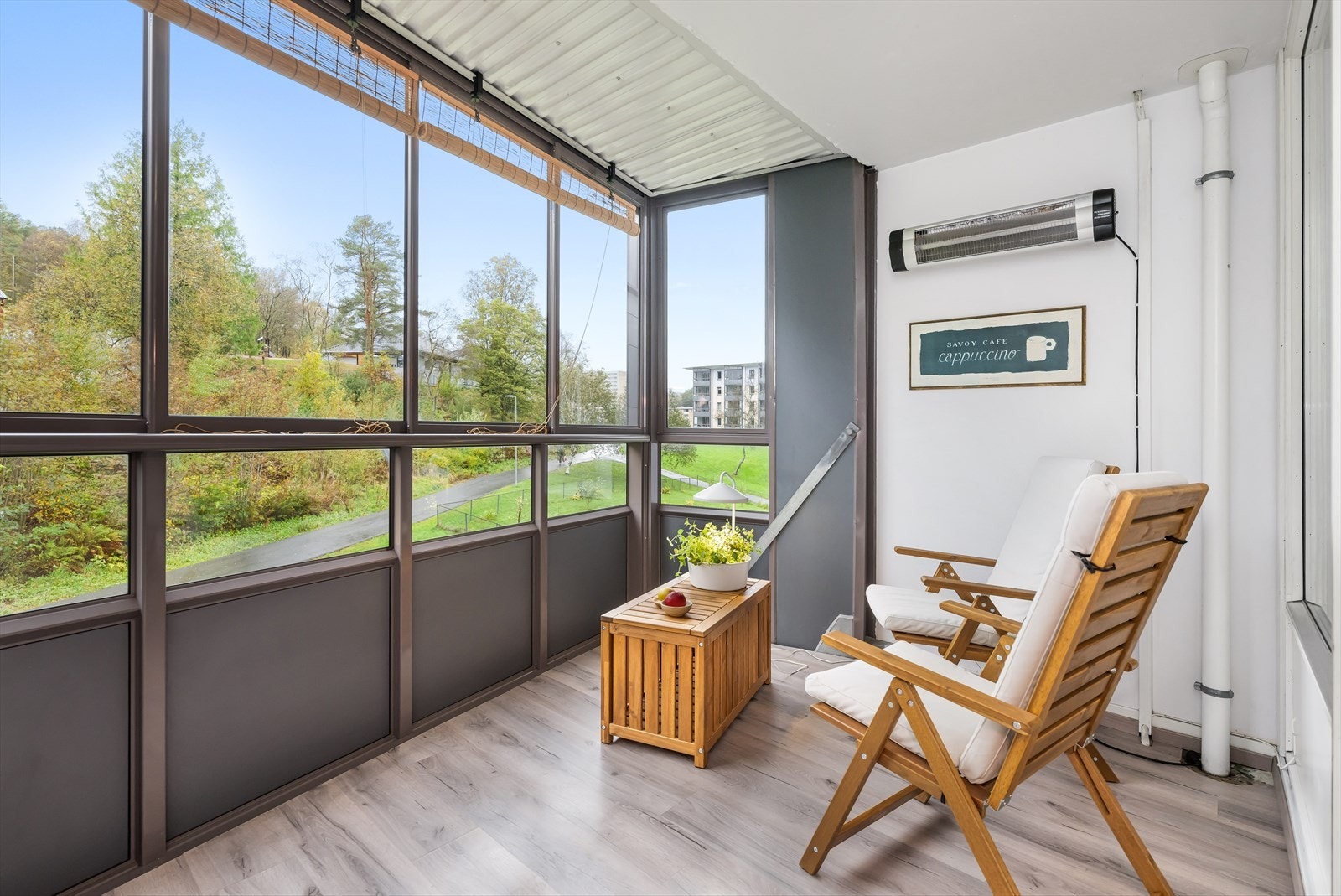 Usjenert balkong med rikelig sol sommerstid. Galleribilde
