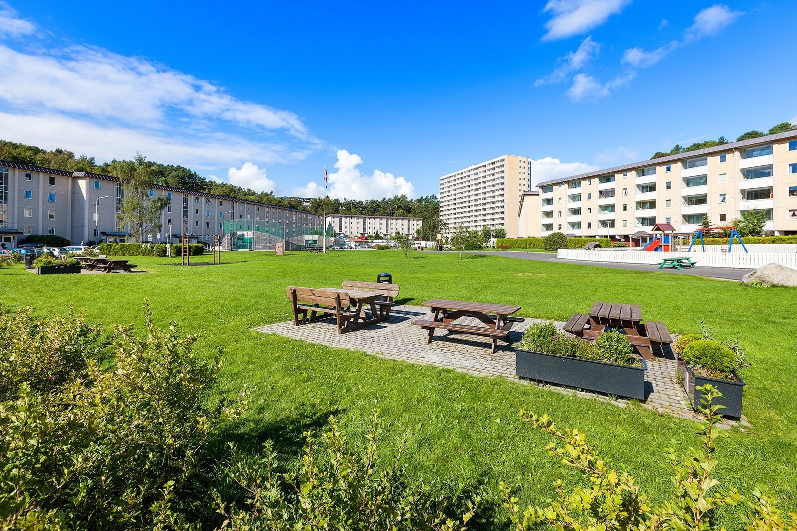 Fellesområdet byr på sittegrupper og lekepark. Galleribilde