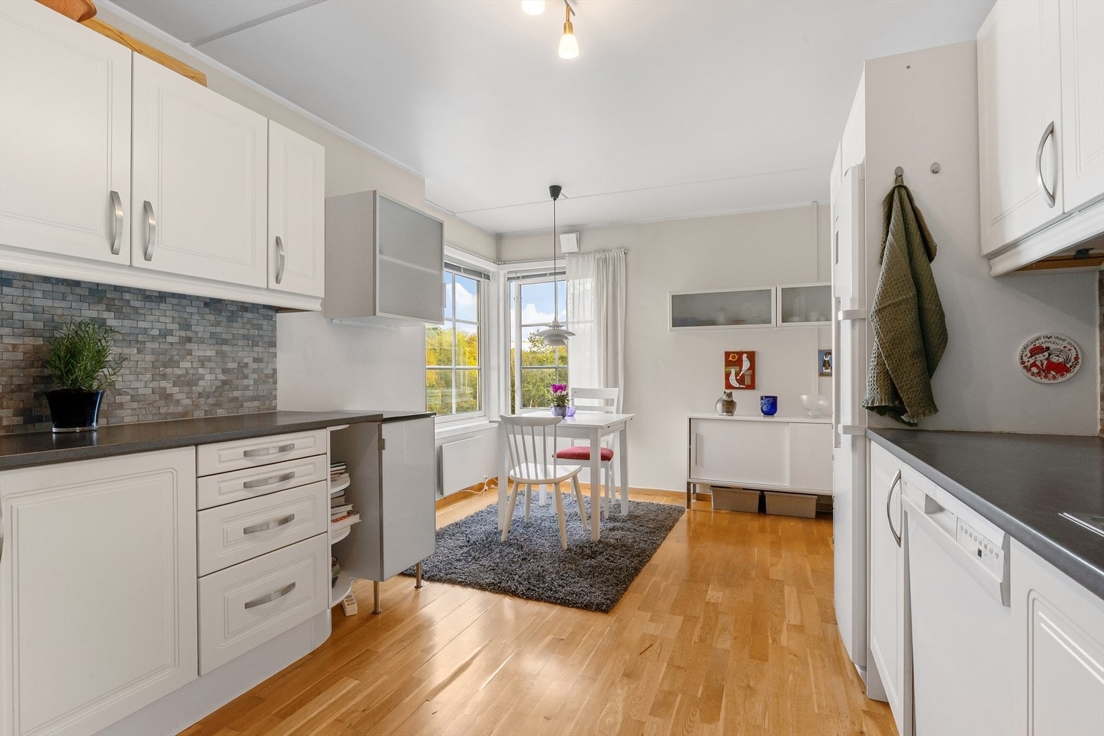 Kjøkkeninnredning i hvit, profilert utførelse Galleribilde