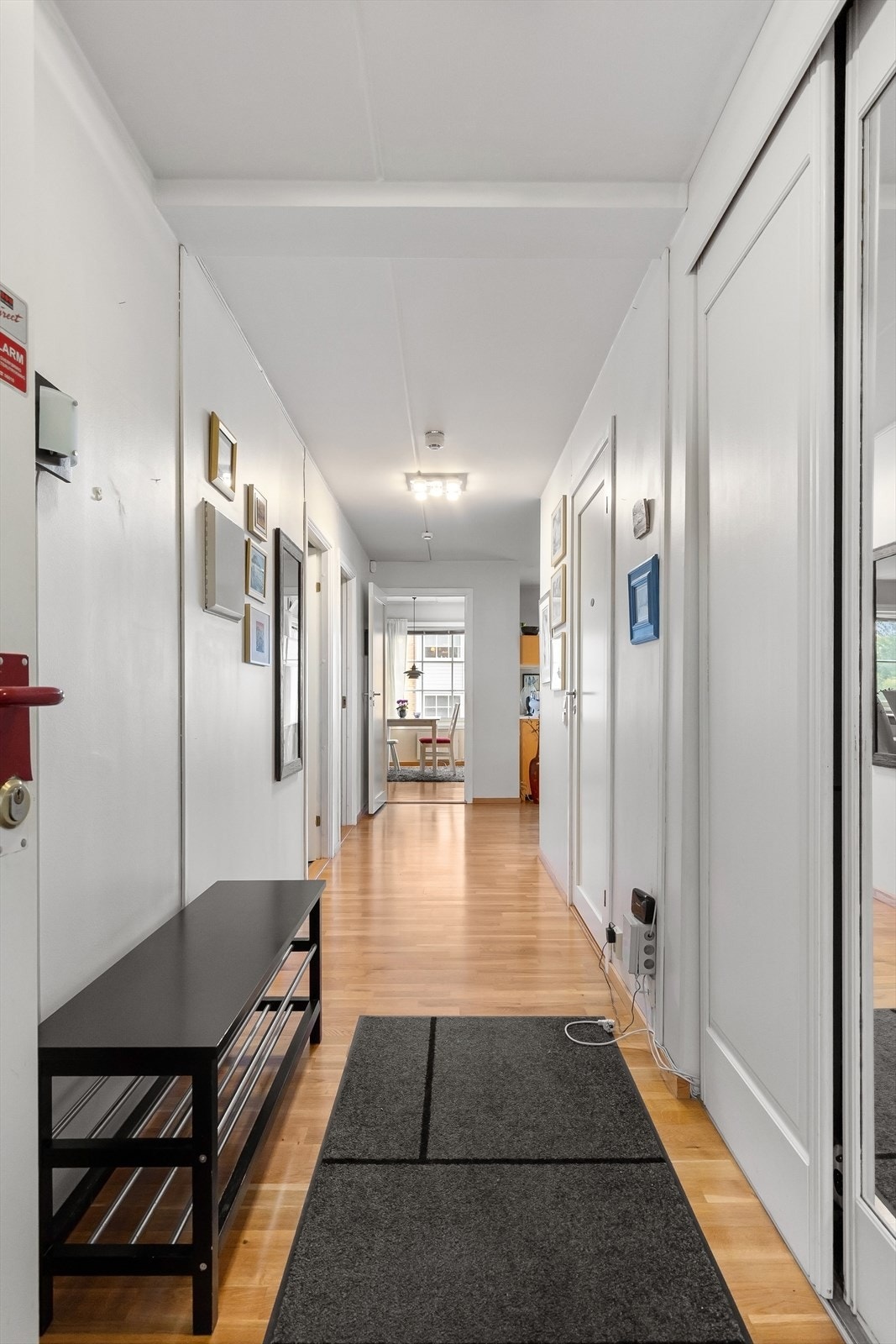 Fra entredør og inn i leiligheten Galleribilde