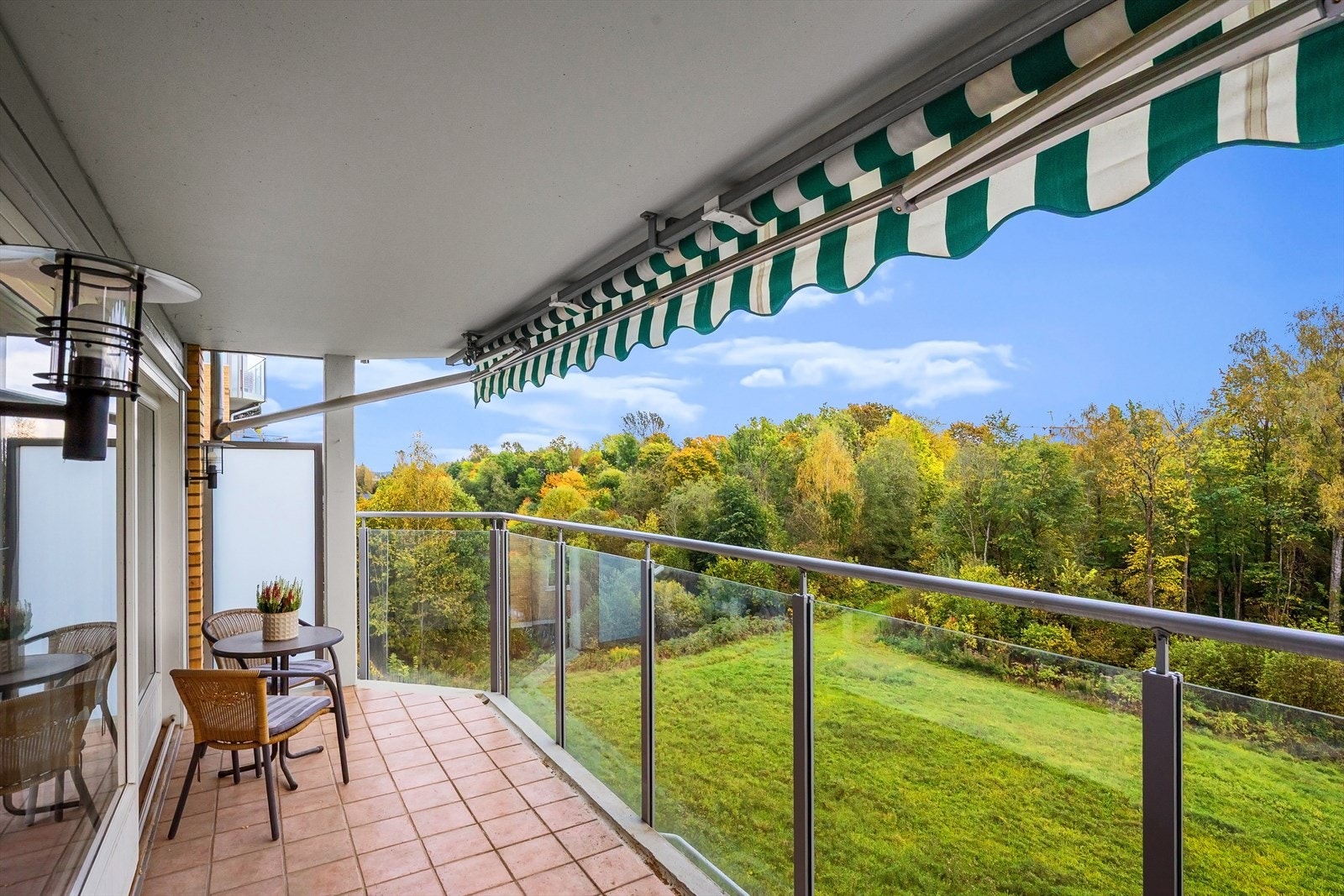 Fin balkong høyt over bakken. Sol og utsikt Galleribilde