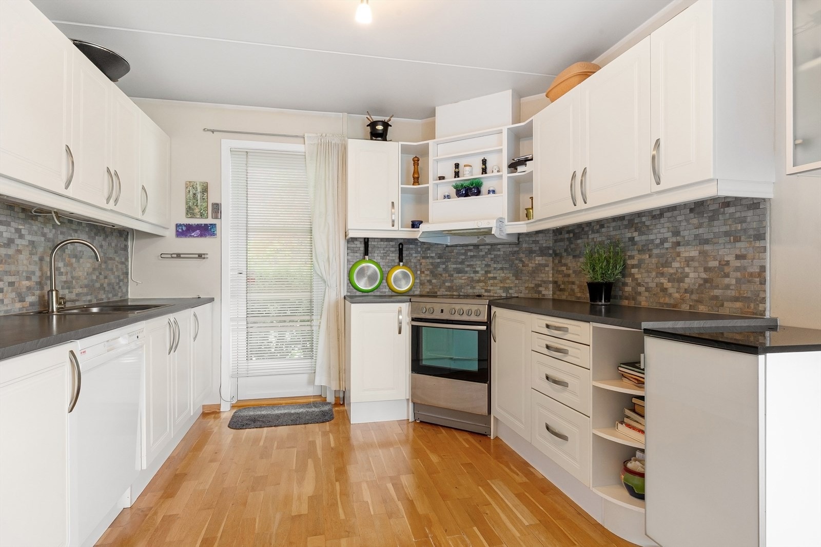 Utgang fra kjøkkenet til bakkeplan. Fint luftemulighet de varmeste sommerdagene Galleribilde