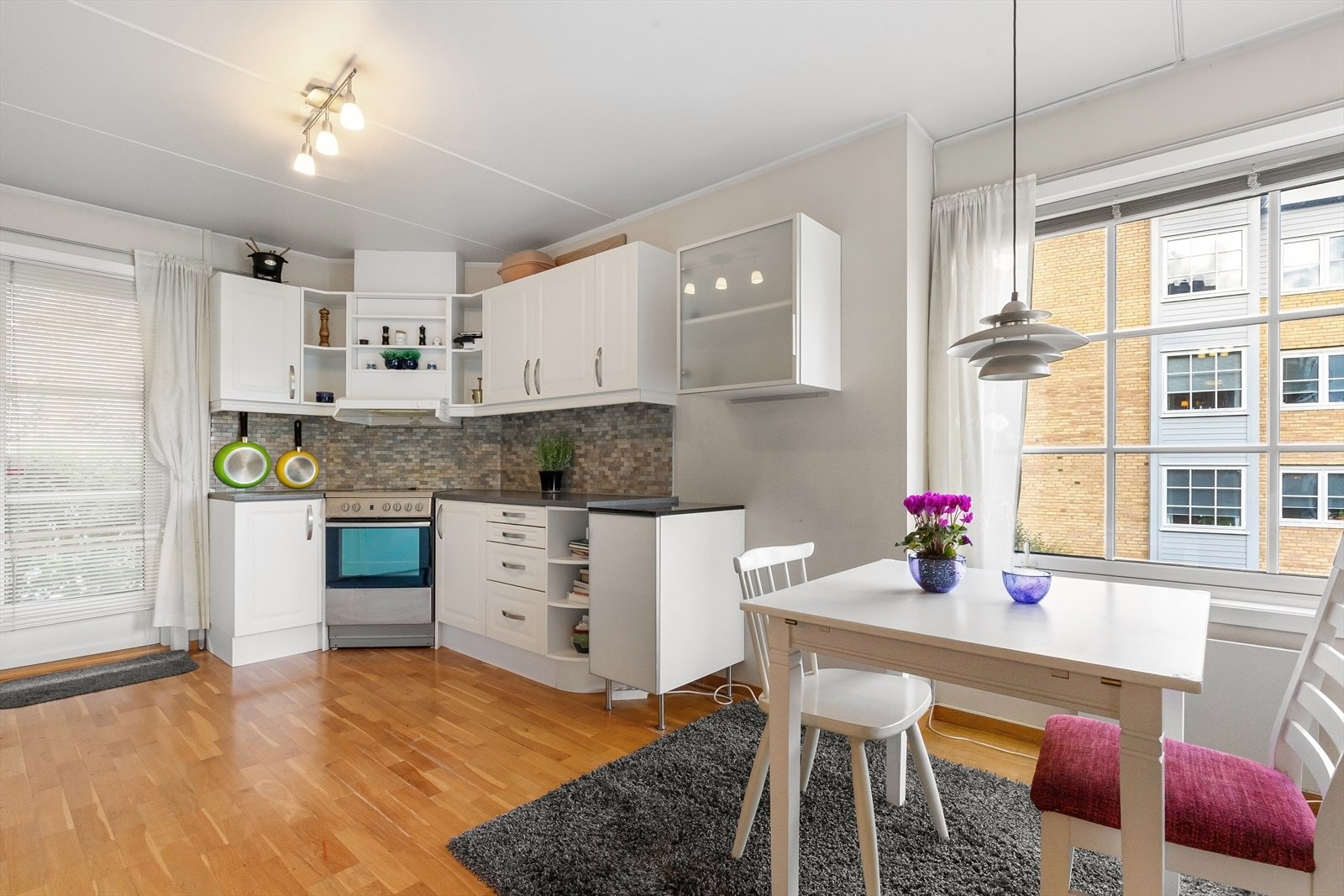 Hyggelig spisekjøkken med spiseplass Galleribilde