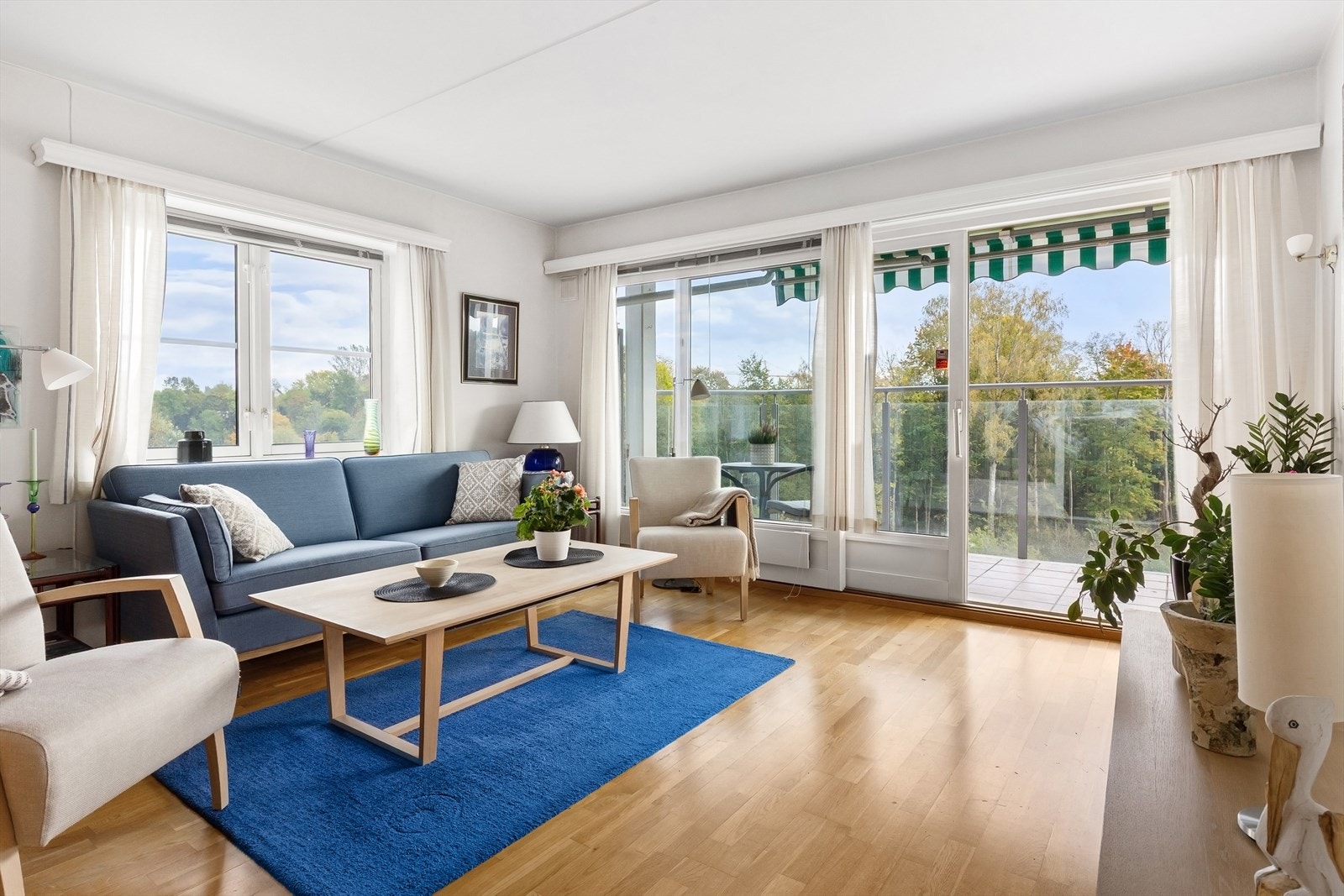 Leiligheten er gjennomgående og får godt med lys inn fra flere sider Galleribilde