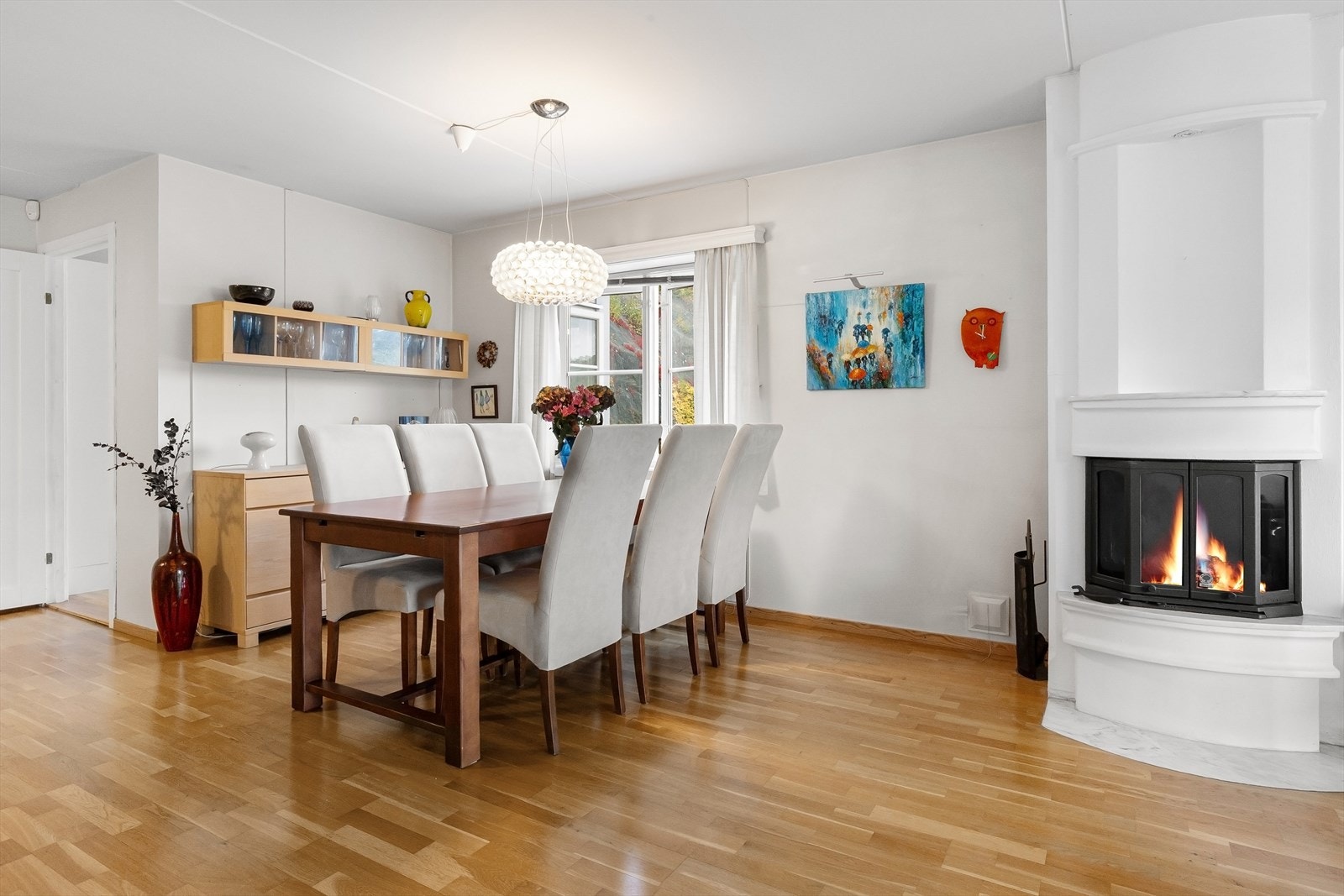 Spisestueplass og peis Galleribilde