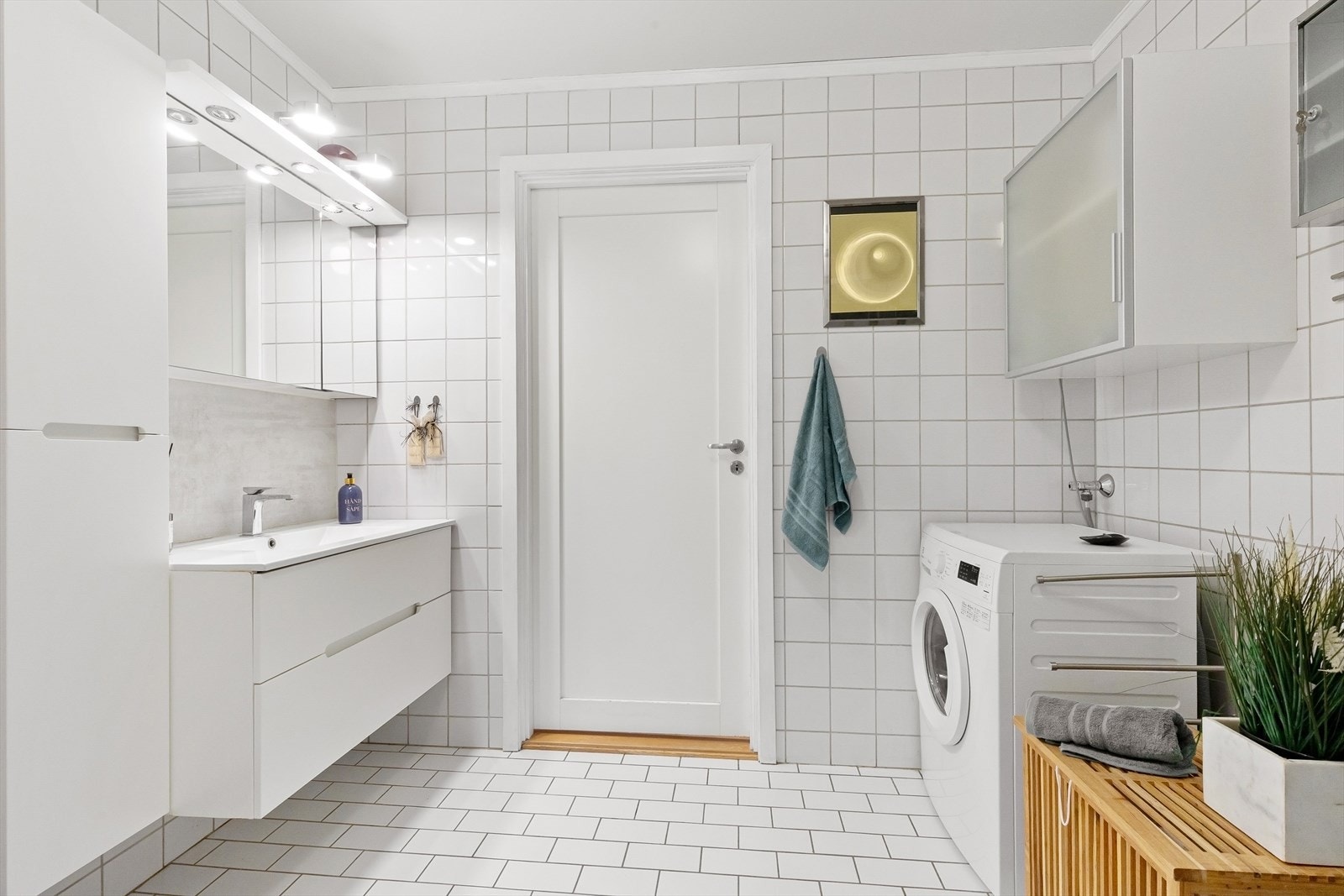 Pent flislagt baderom. Nås fra både gangen og hovedsoverommmet Galleribilde