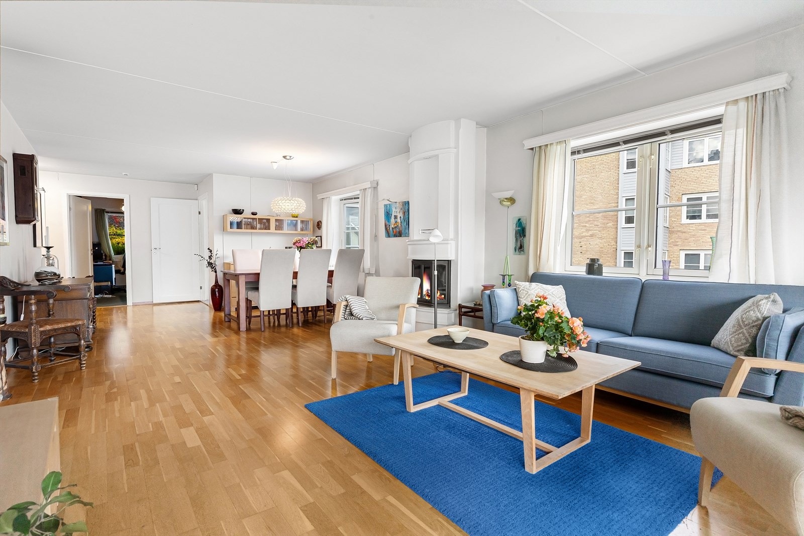 God plass for både sofa- og spisestueseksjon. Legg merke til peisen Galleribilde