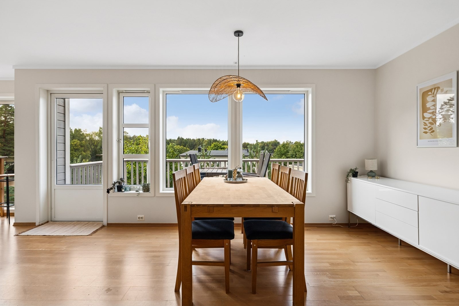 Stue med mye naturlig lys Galleribilde