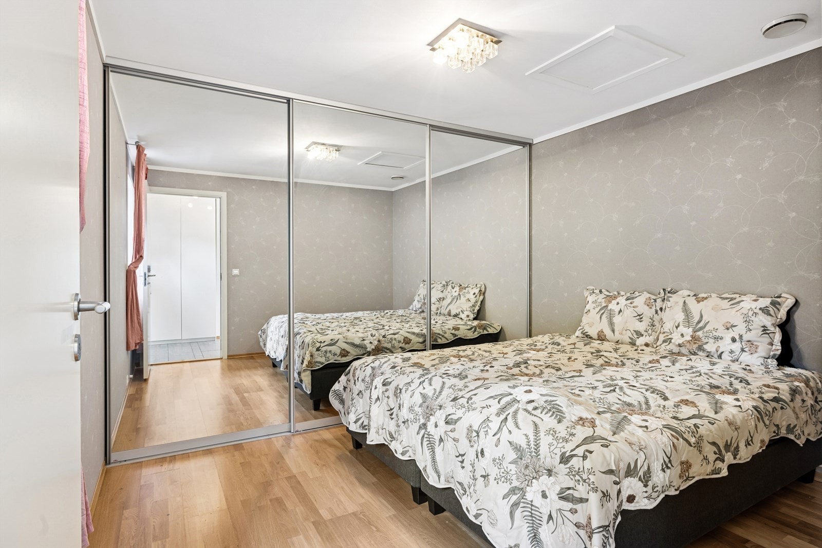 Hovedsoverom med skyvedørsgarderobe. Galleribilde