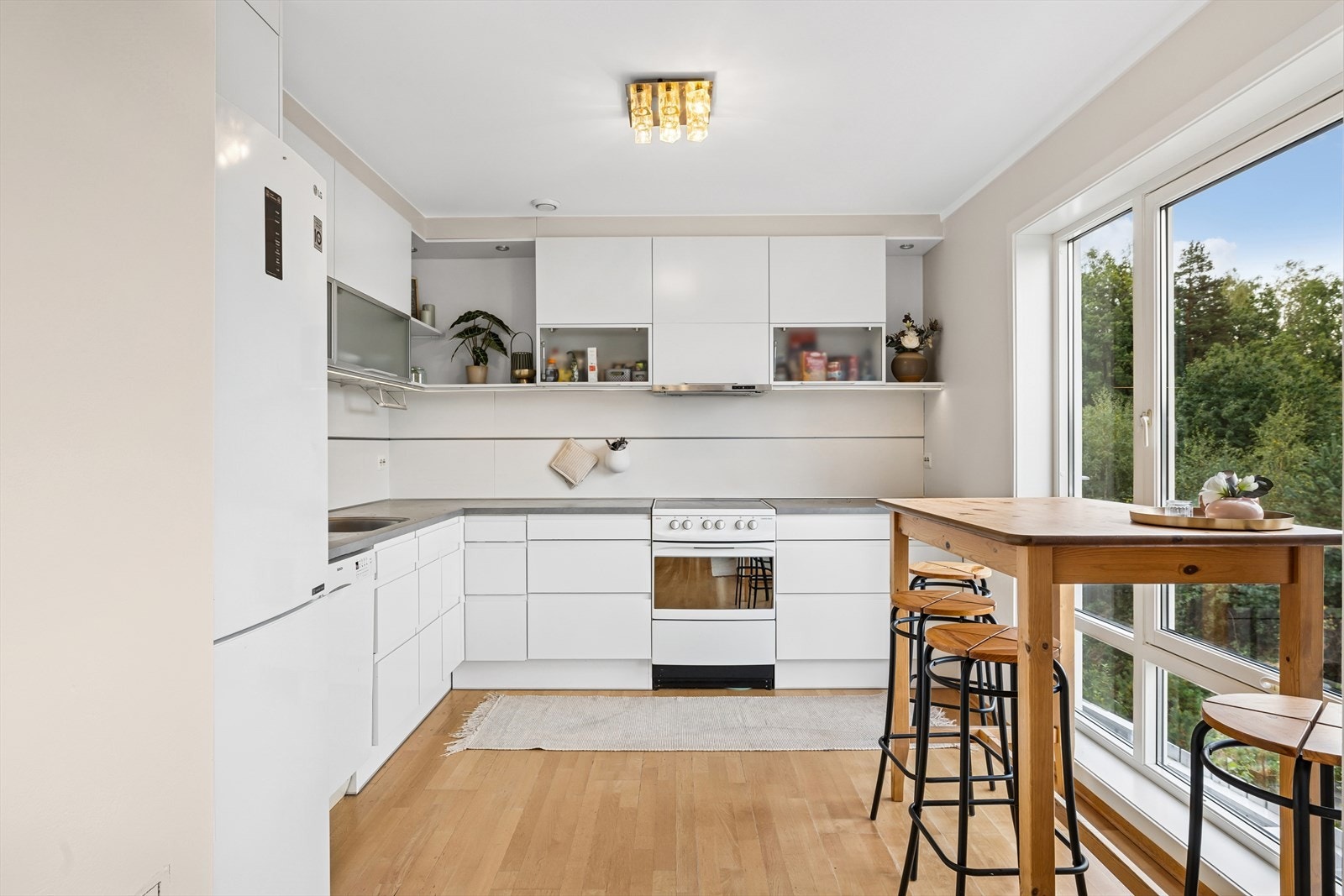 Kjøkken med god benk- og skapplass. Galleribilde