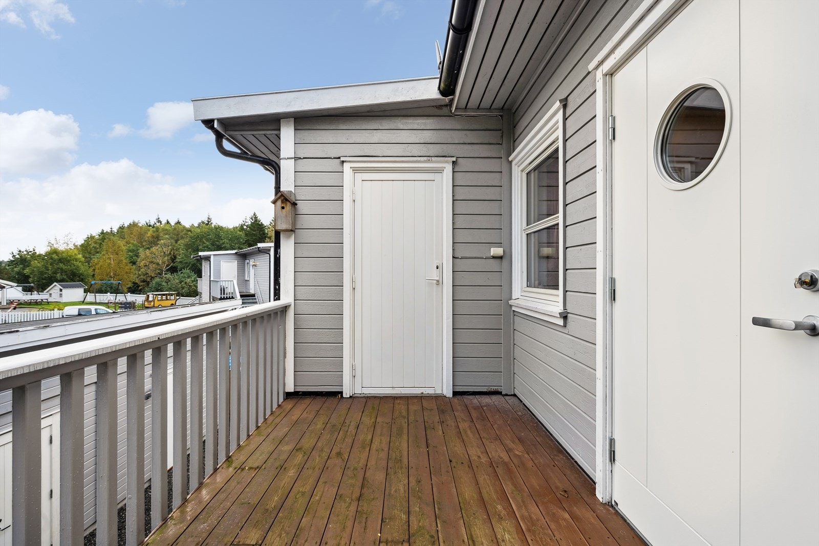 Praktisk bod ved inngangsparti Galleribilde