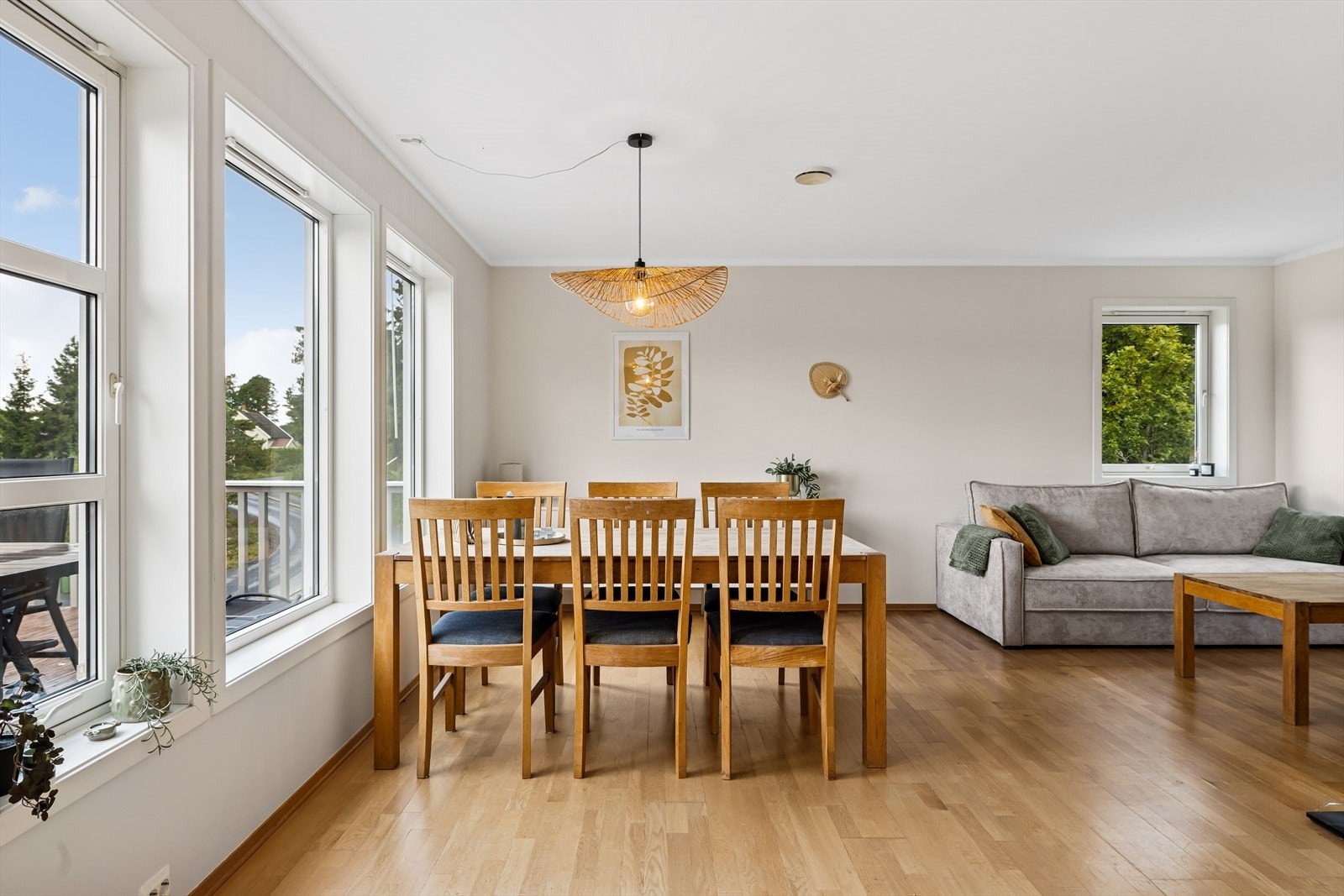 God plass til salong og spisestue Galleribilde