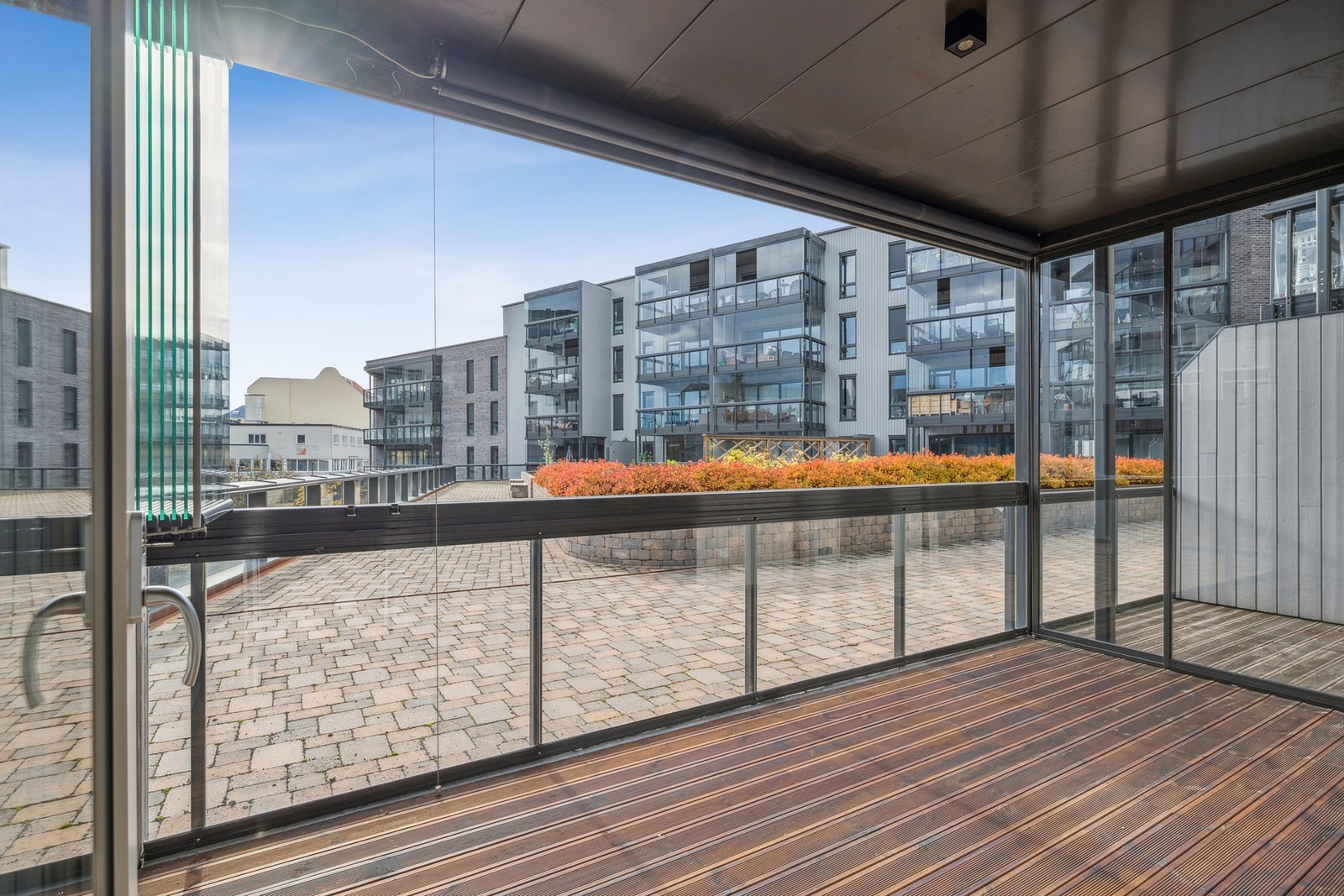 Balkongen er en forlengelse av stuen om sommeren. Galleribilde