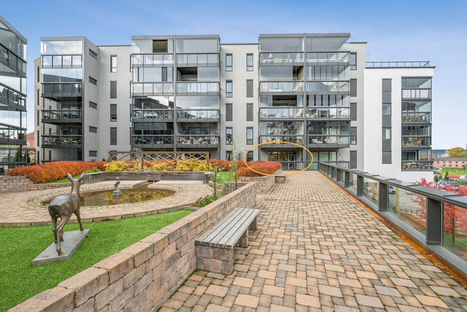 Lys og lettstelt 3-roms leilighet i 2.etasje. Alle byens fasiliteter rett utenfor døren. Galleribilde