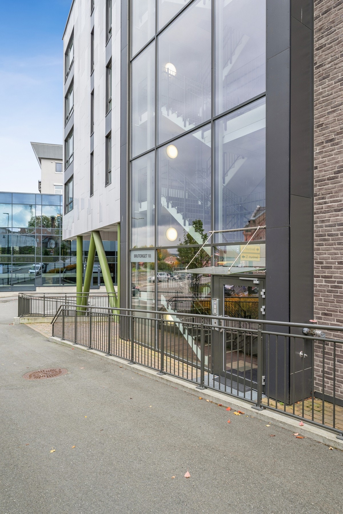 En moderne blokk midt i Hønefoss sentrum. Galleribilde