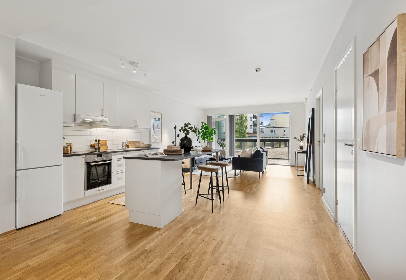 Det slipper rikelig med lys inn fra vinduene. Galleribilde