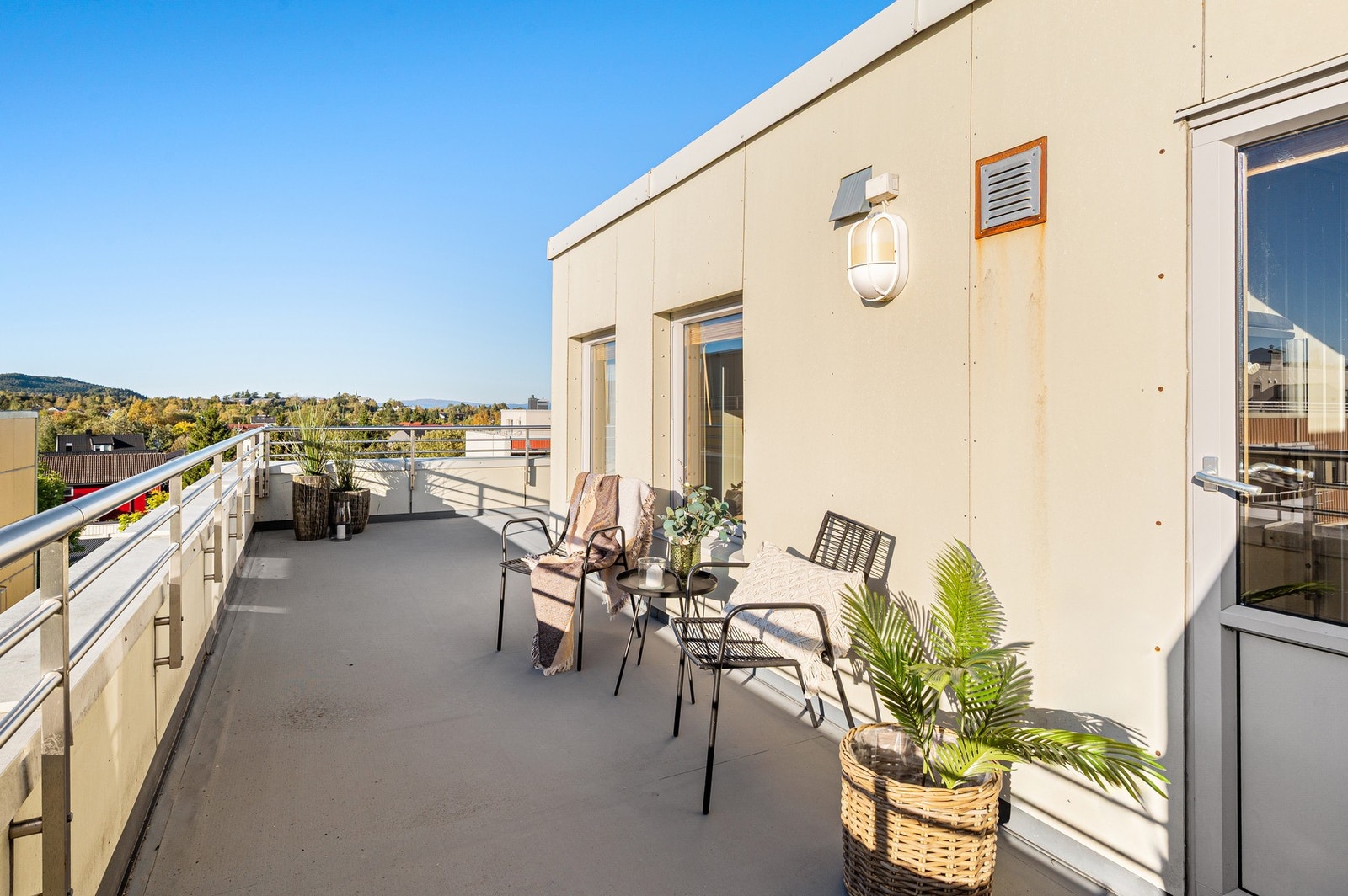 Stor og luftig terrasse på 31 kvm. Her har du meget gode solforhold og utsyn mot rolige omgivelser. Galleribilde